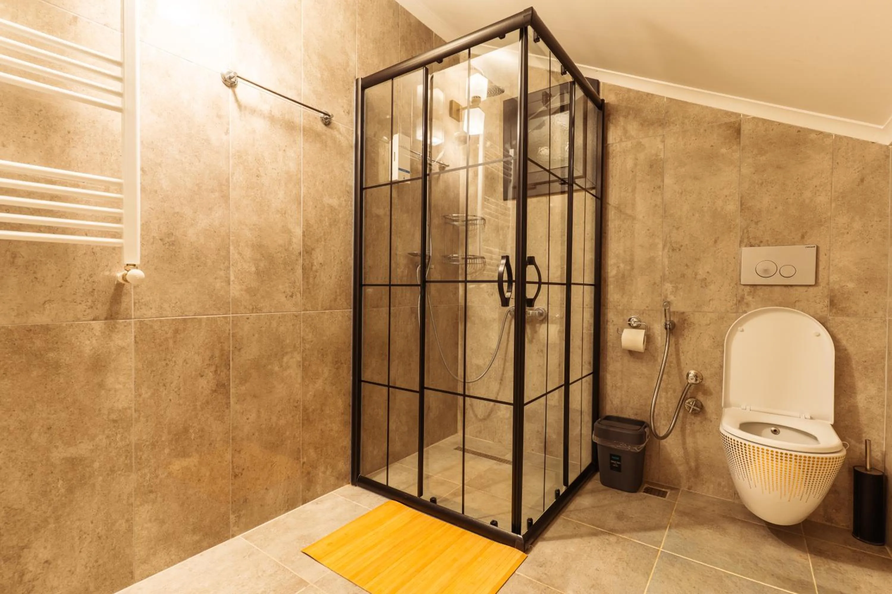 Shower in POISON GARDEN SUİTE