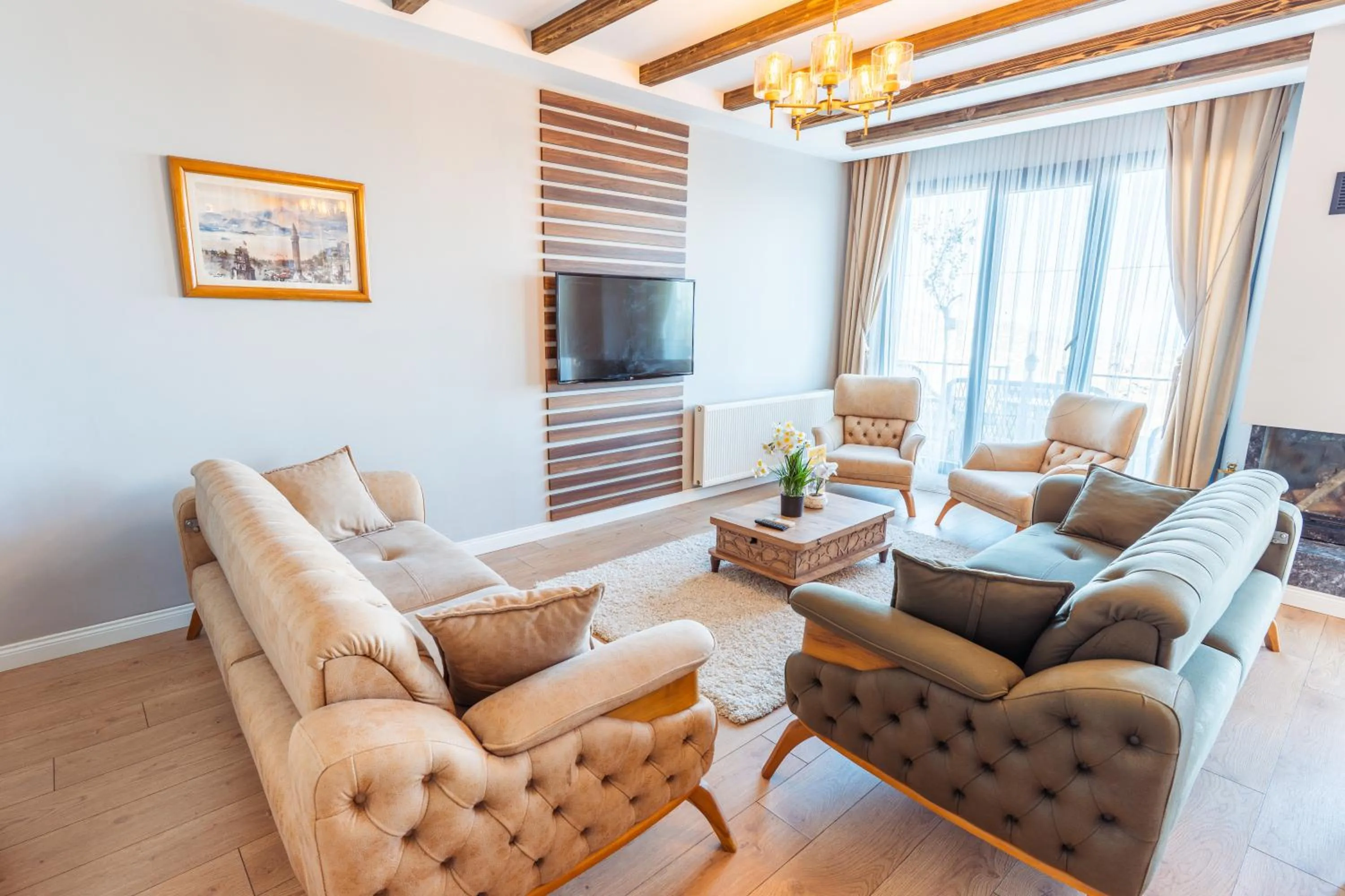 Communal lounge/ TV room in POISON GARDEN SUİTE