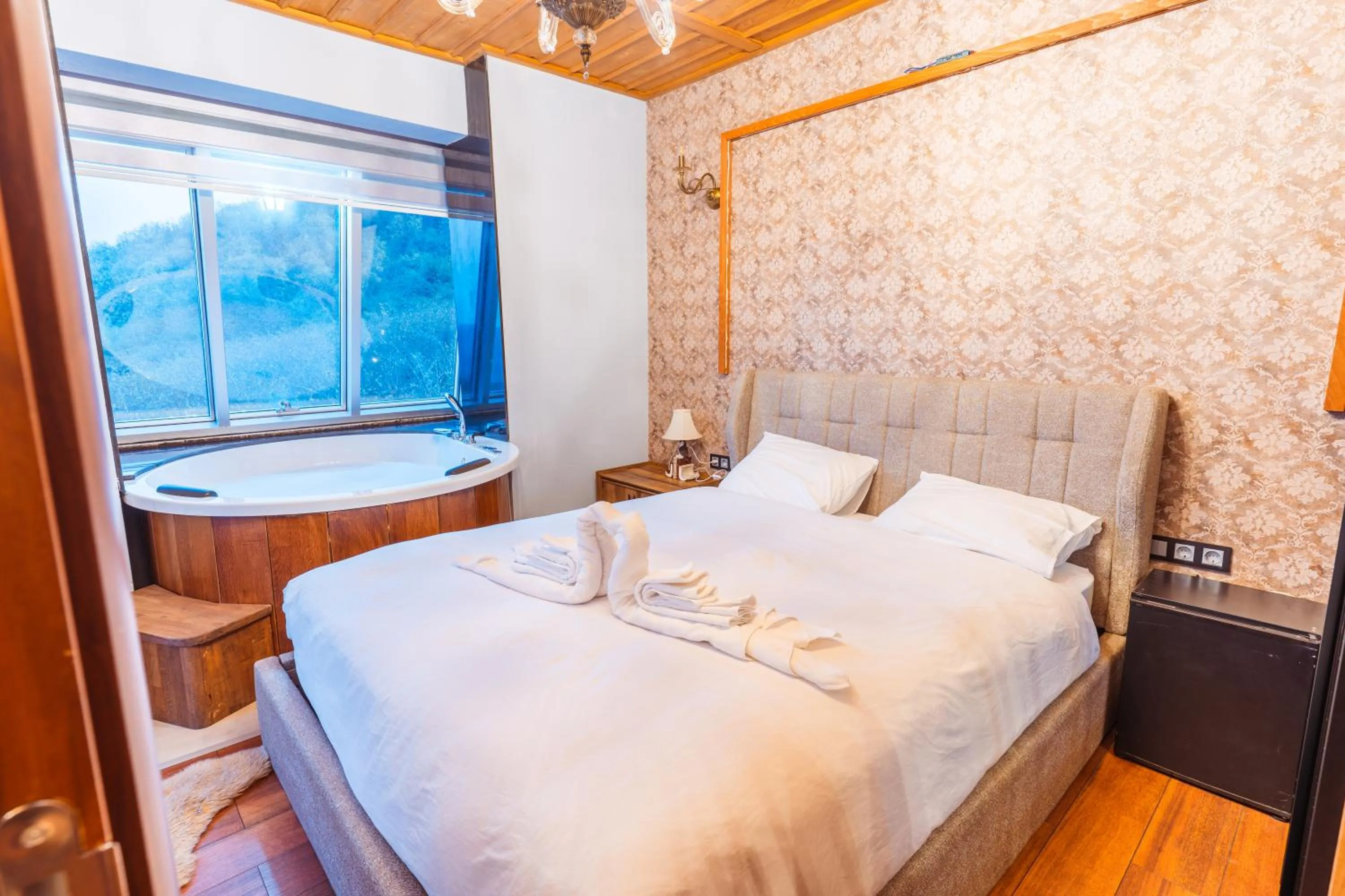 Bathroom, Bed in POISON GARDEN SUİTE