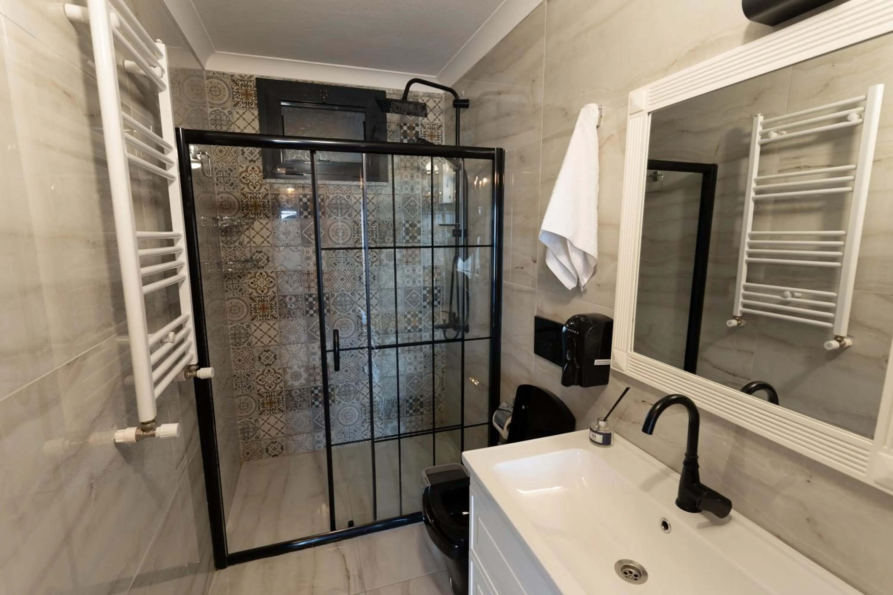 Shower in POISON GARDEN SUİTE