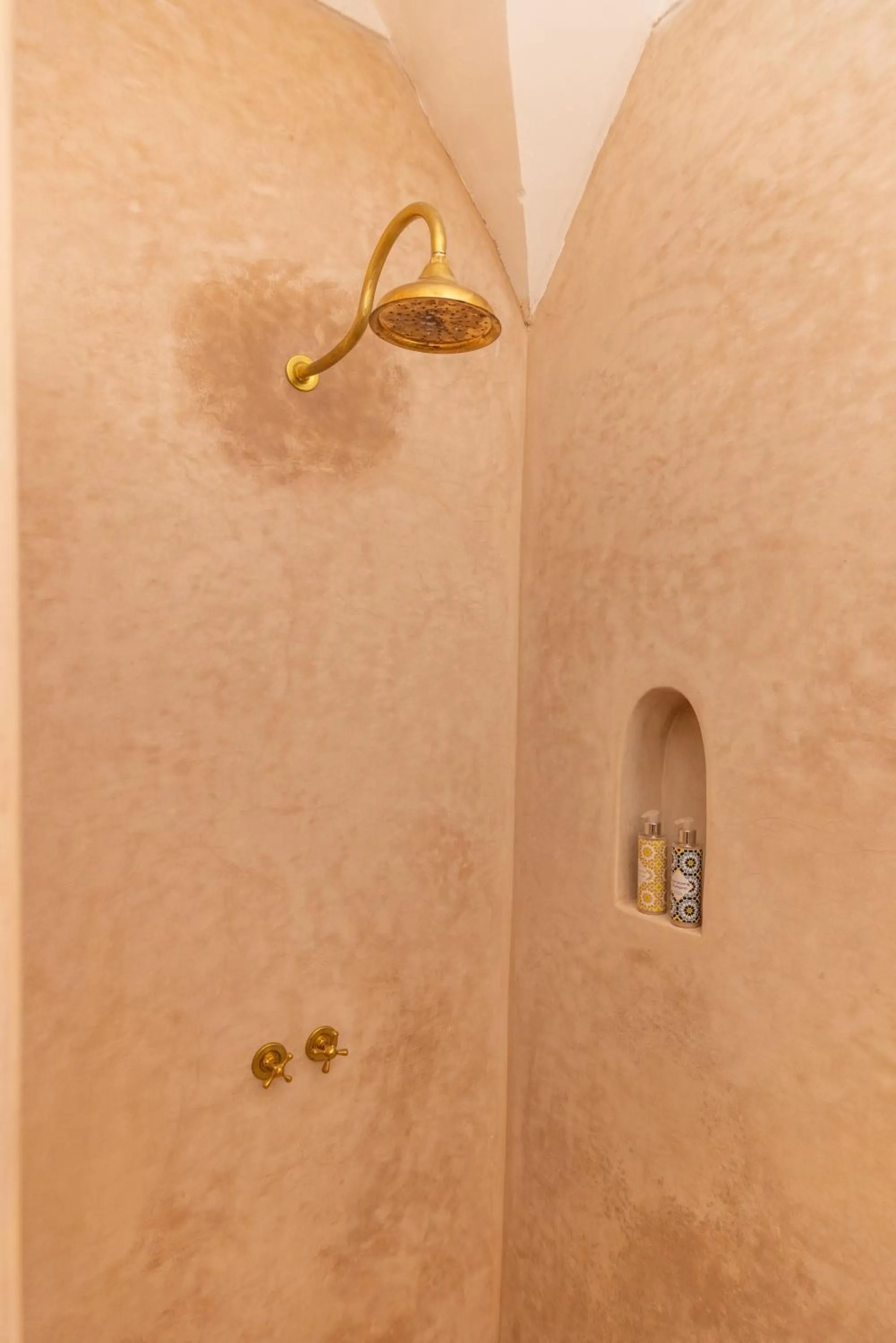 Shower in Riad Tizou