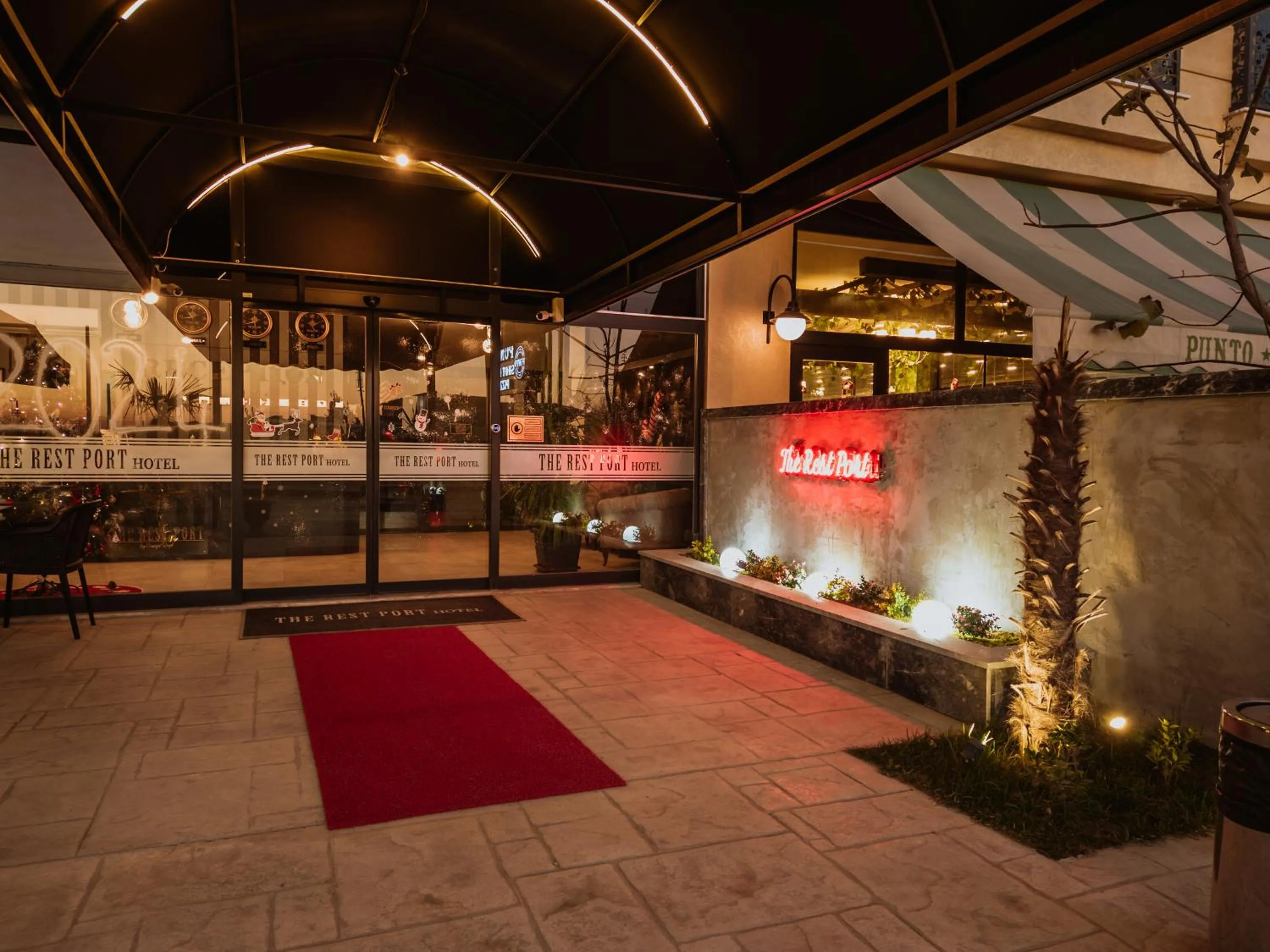 Facade/entrance in The Rest Port Hotel