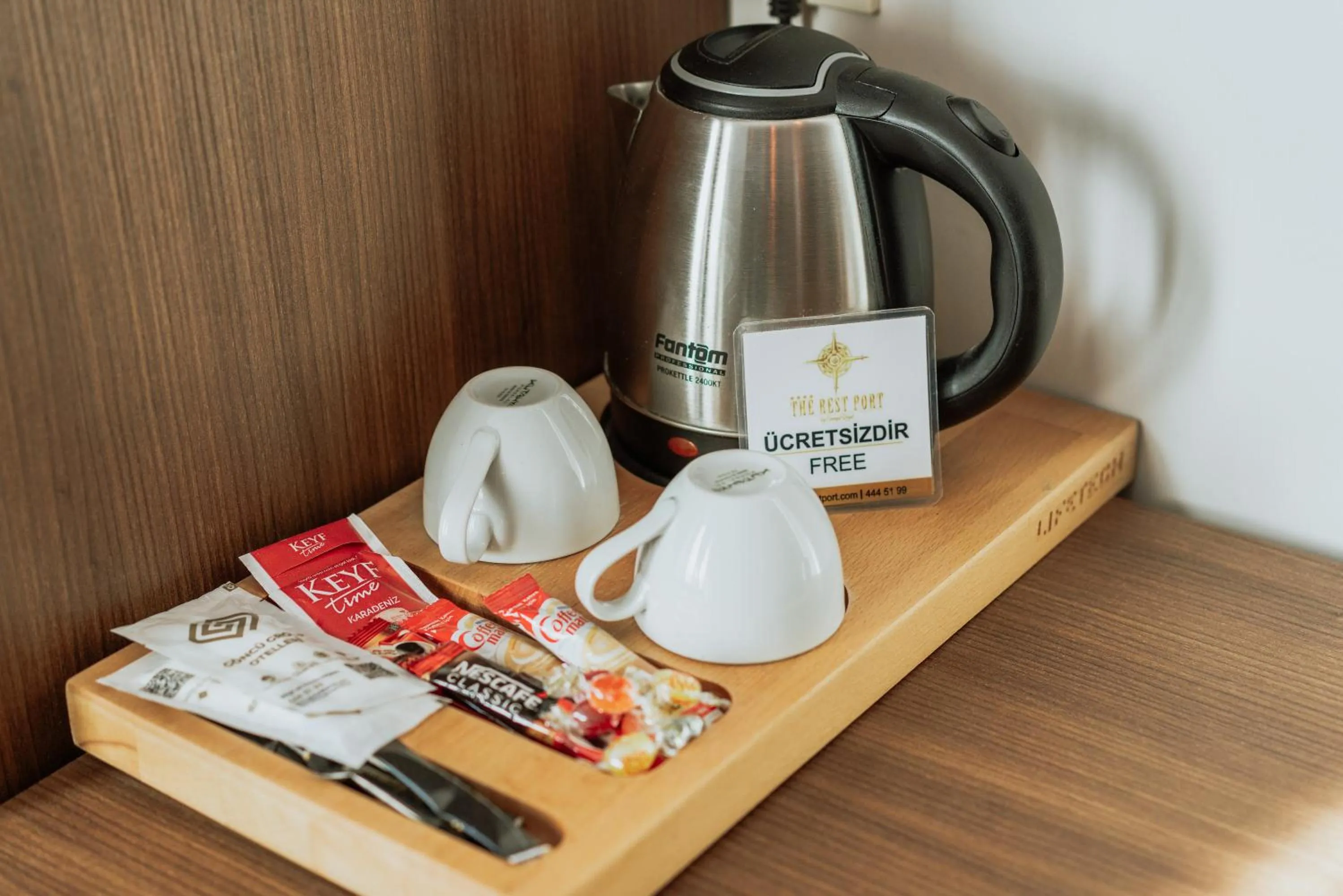 Coffee/tea facilities in The Rest Port Hotel