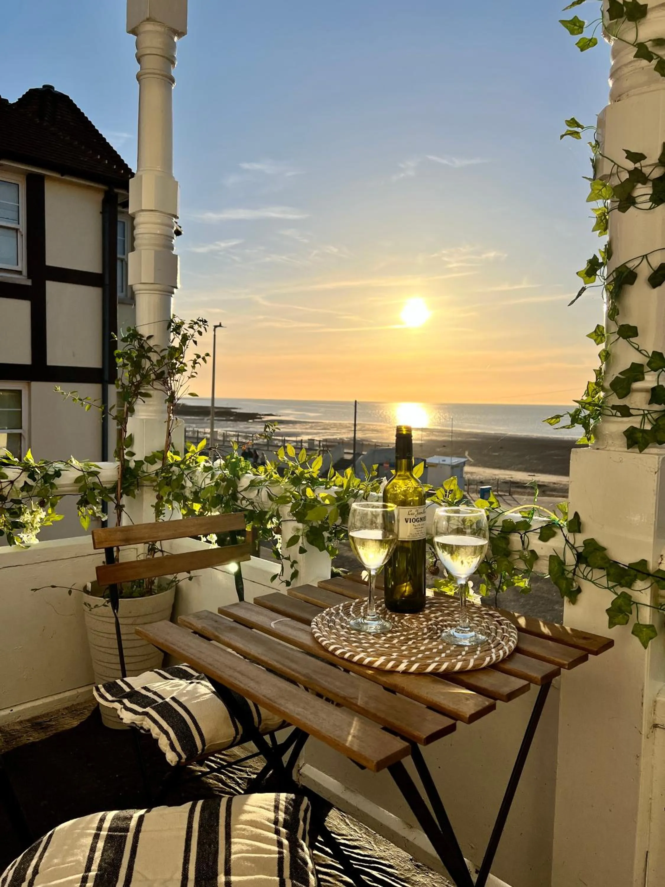 Sunset in A View Of The Bay- Close to Margate - Sleeps 3