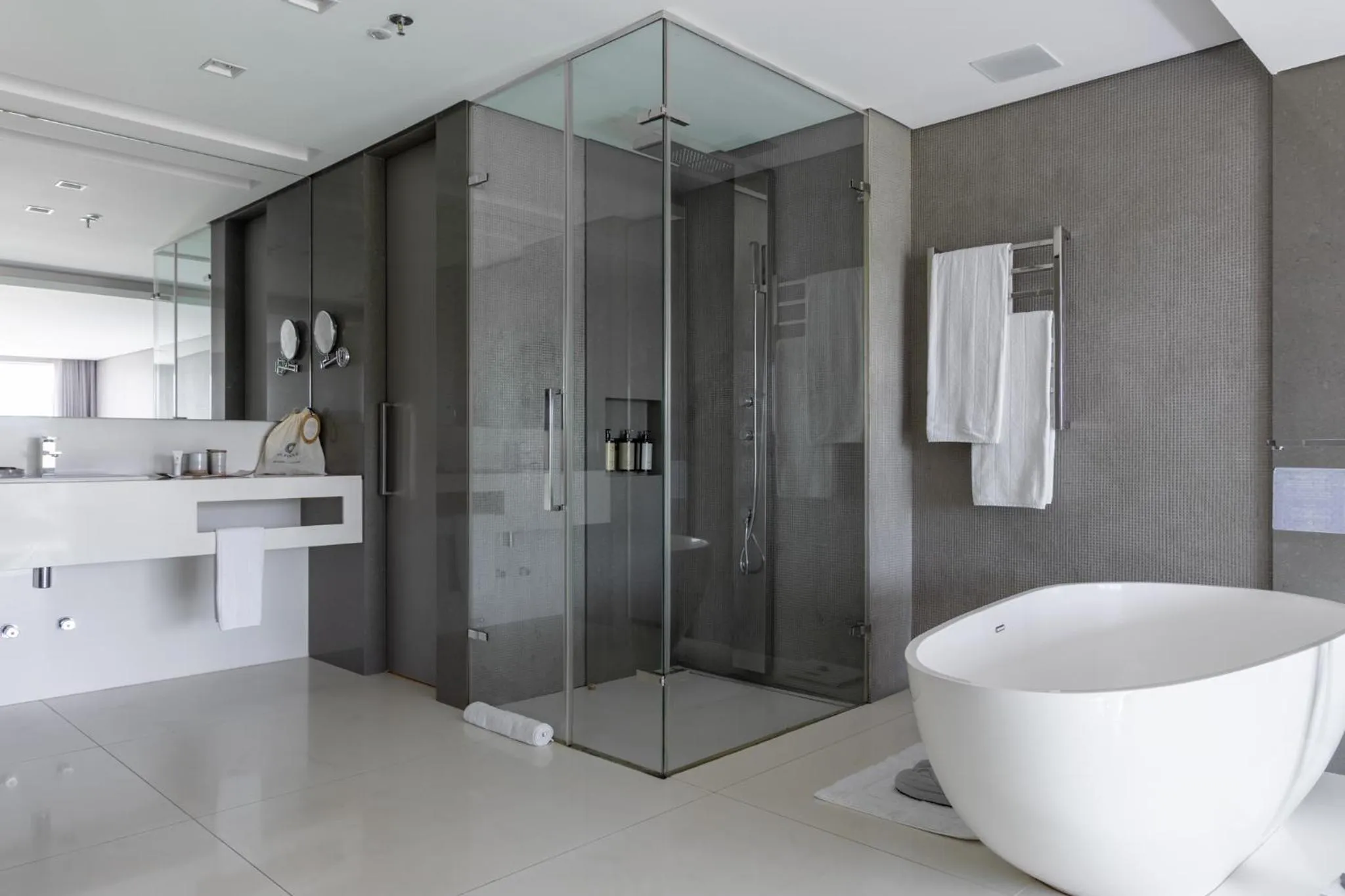 Suryaa Hotel Pinhais, Curio Collection by Hilton