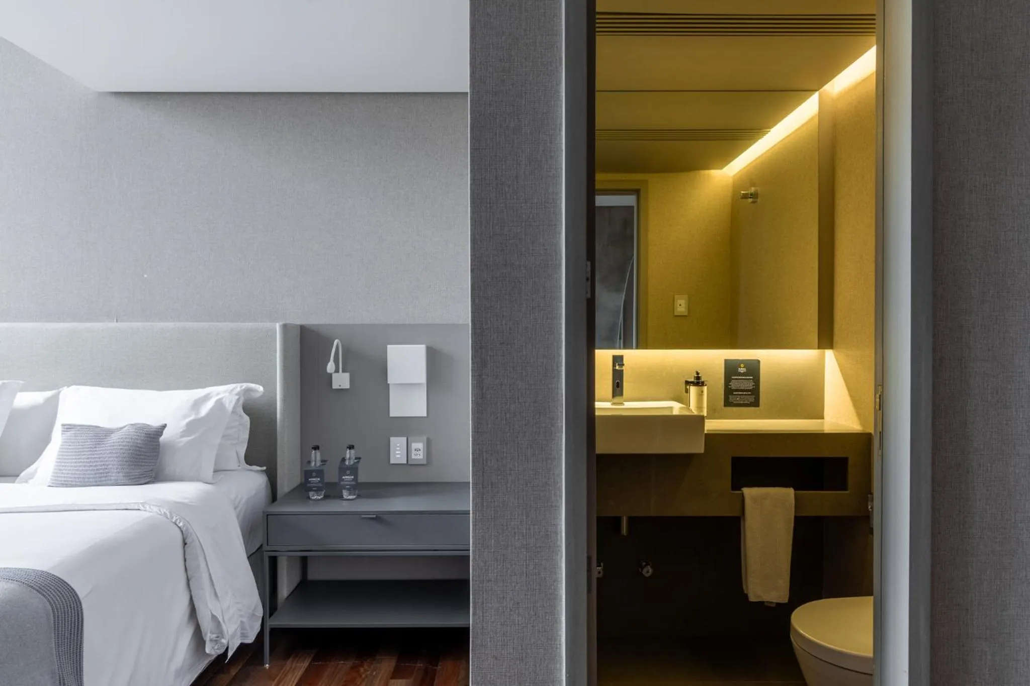 Photo of the whole room, Bed in Suryaa Hotel Pinhais, Curio Collection by Hilton