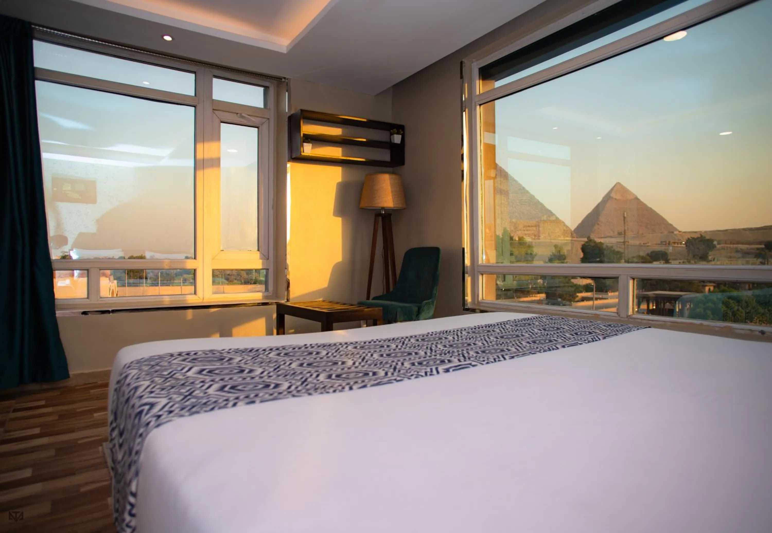Bed in Turquoise Pyramids & Grand Egyptian museum view Hotel
