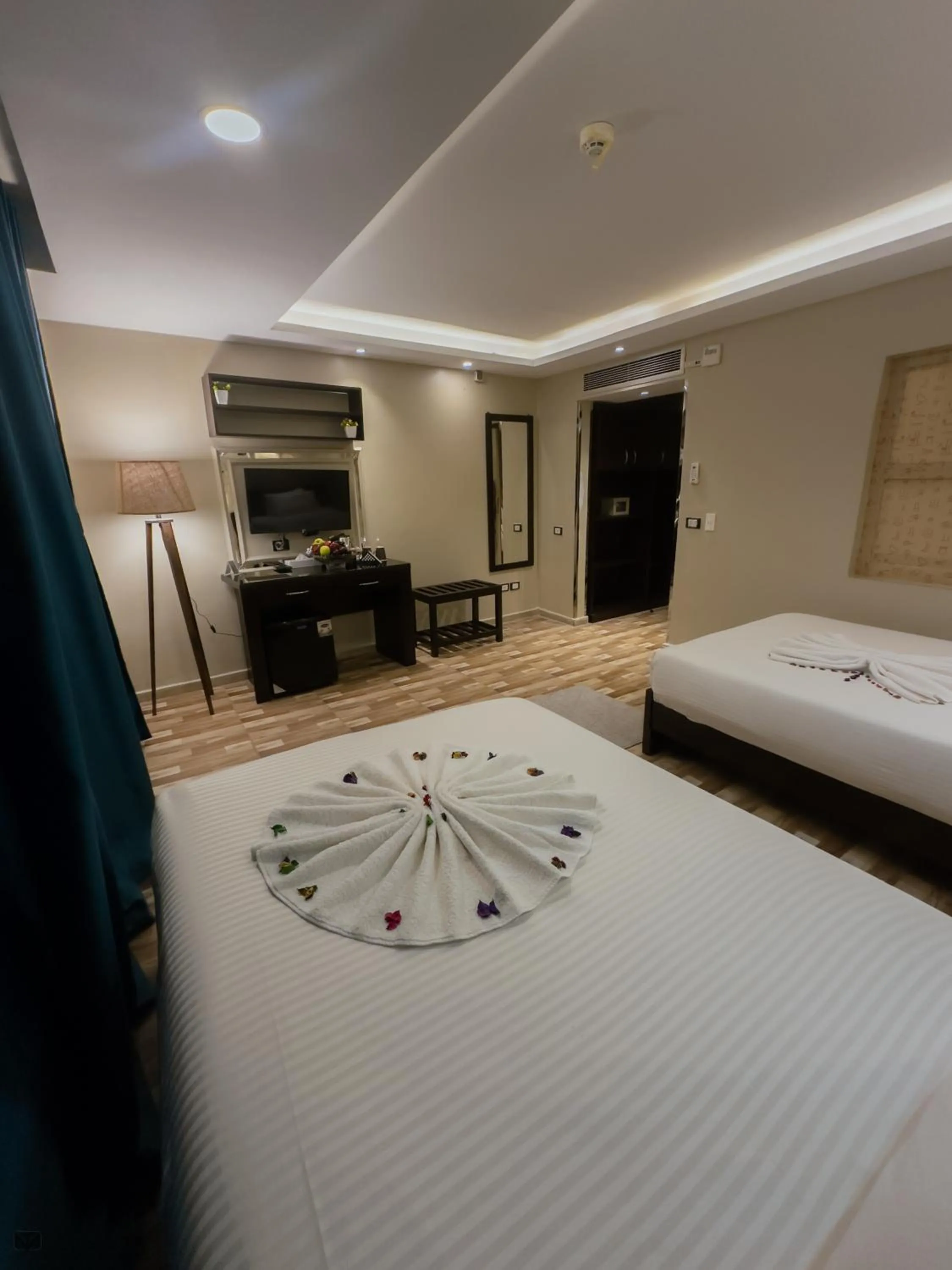 Bed in Turquoise Pyramids & Grand Egyptian museum view Hotel