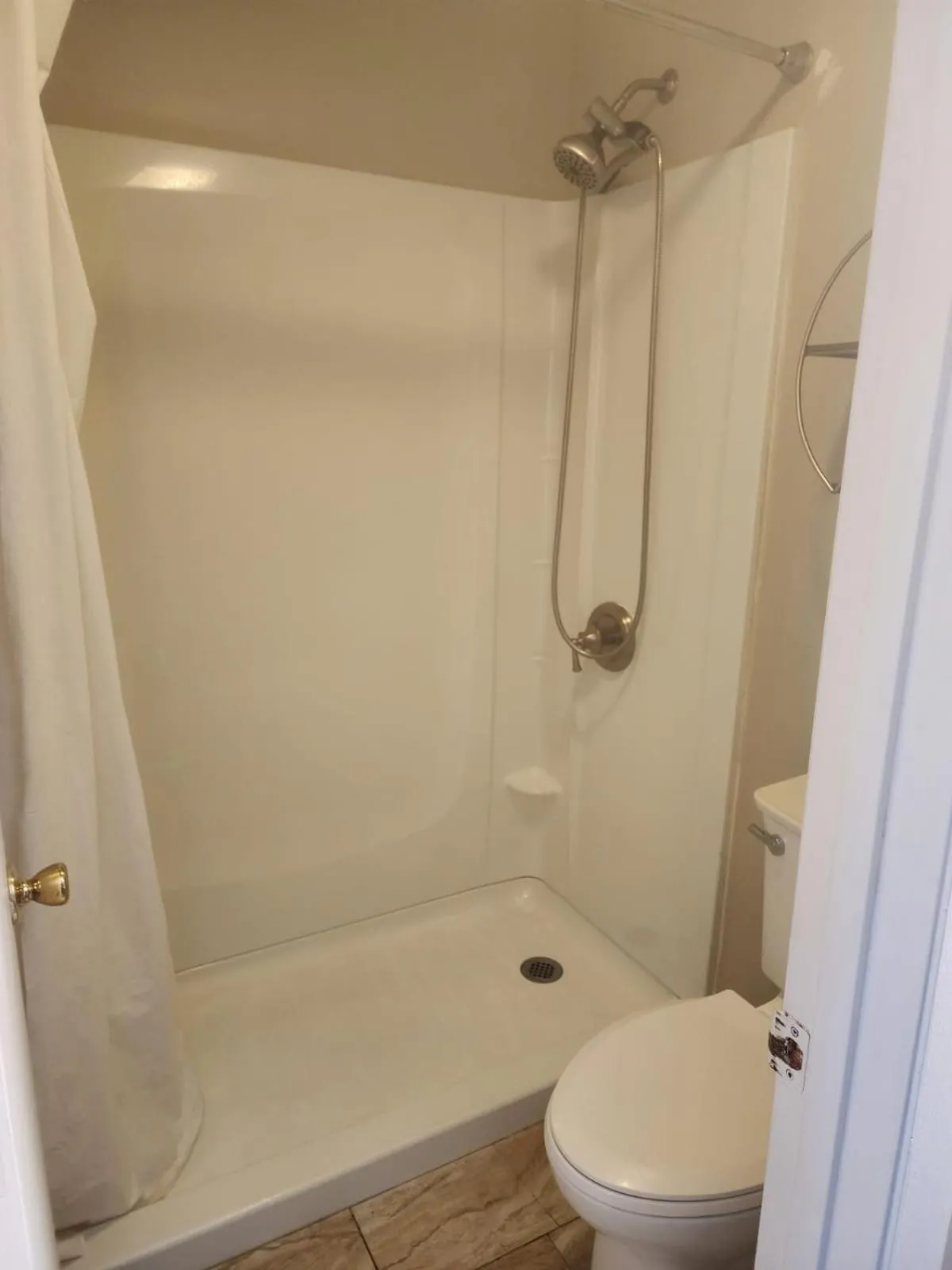 Shower in Hotel Lake Anna