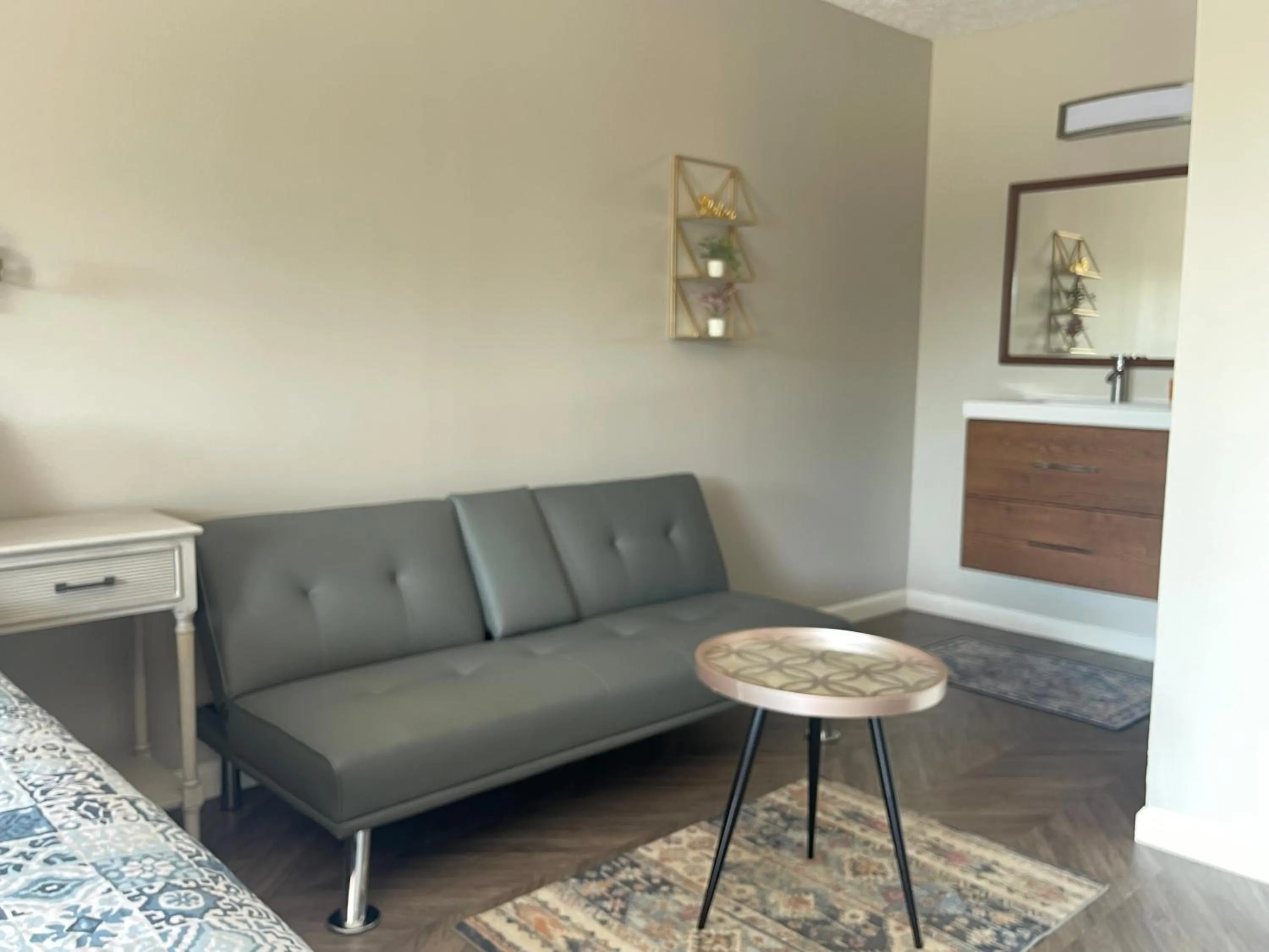 Seating area in Hotel Lake Anna