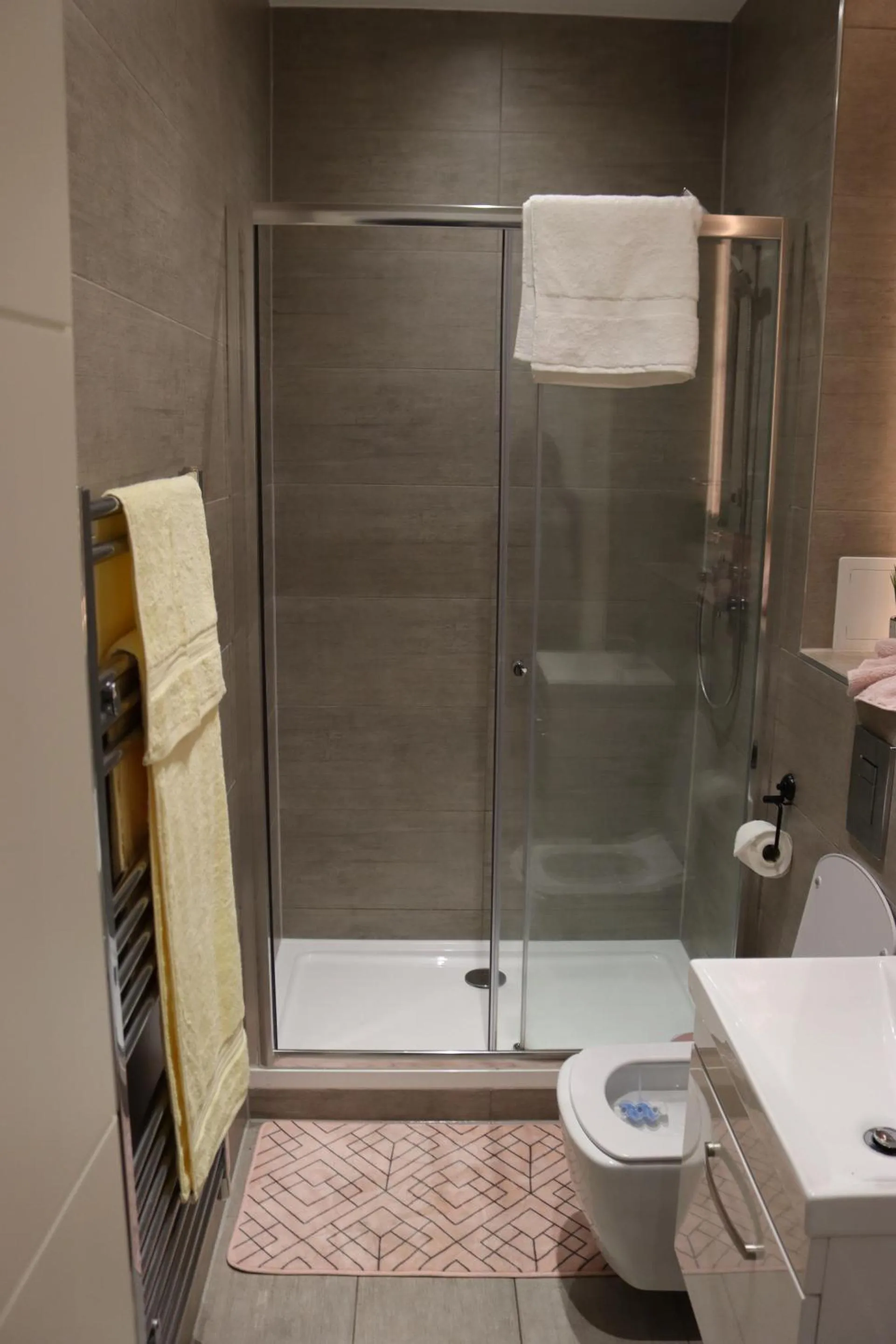 Bathroom in MK SHORTSTAY DELUXE-Flat 2