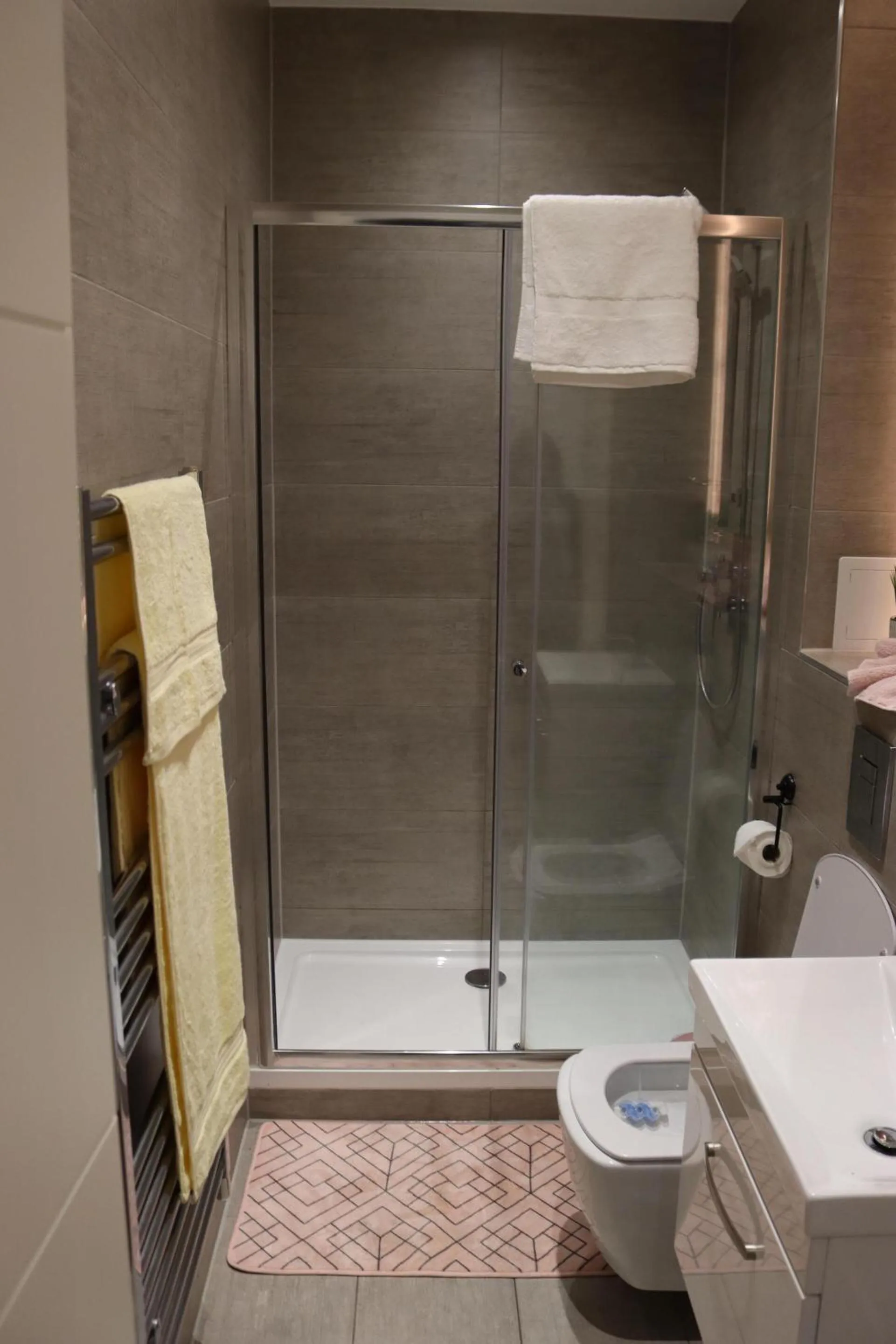 Bathroom in MK SHORTSTAY DELUXE-Flat 2