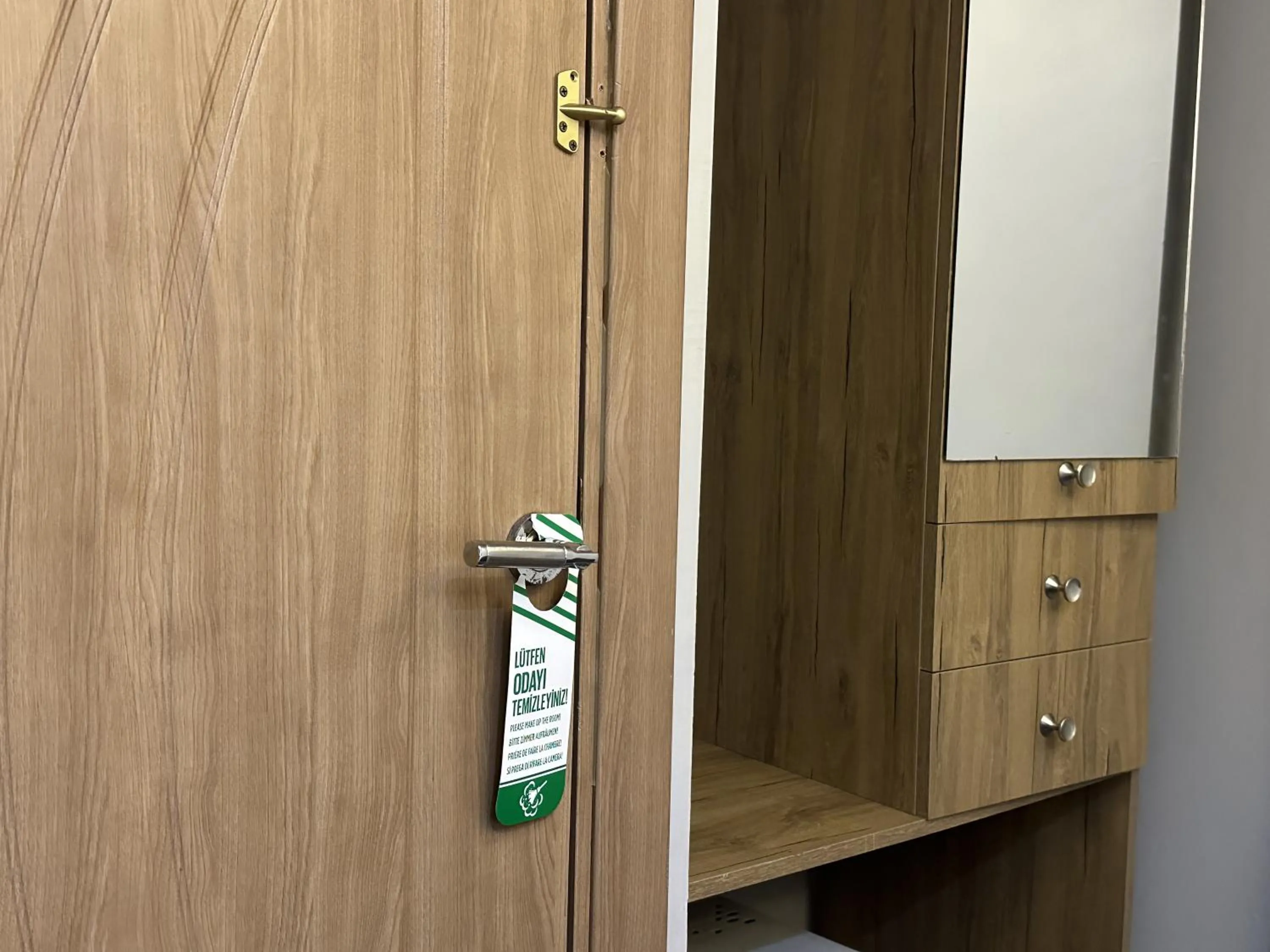 wardrobe in Mr Lion Kumkapı Otel