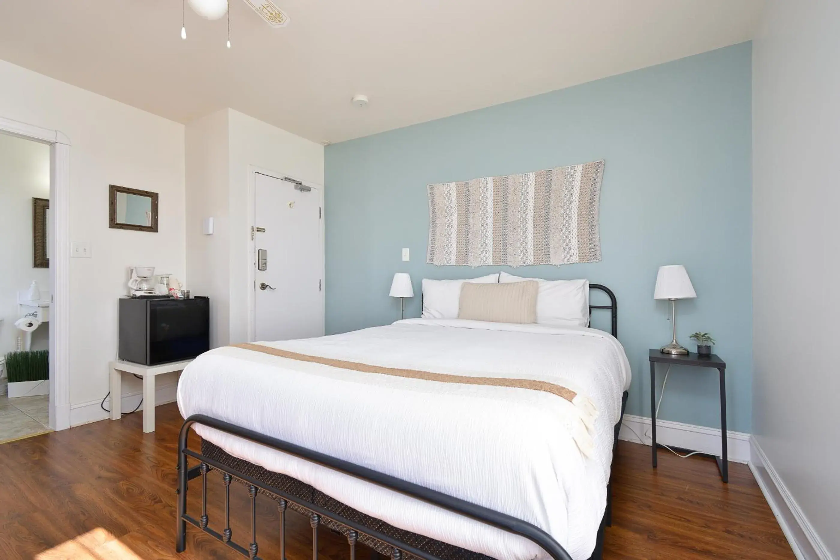 Queen Room with Sea View in Pepperell Place Inn Inc. Queen Room with Sea View in Pepperell Place Inn Inc.