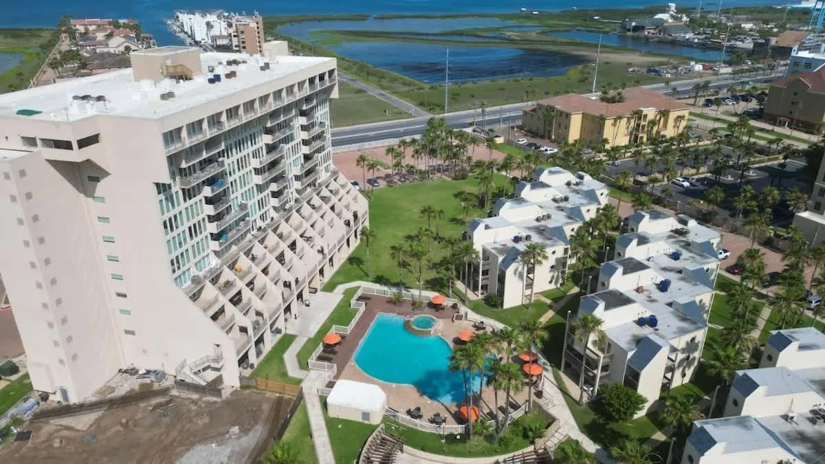 Swimming pool in Bahia Mar #426