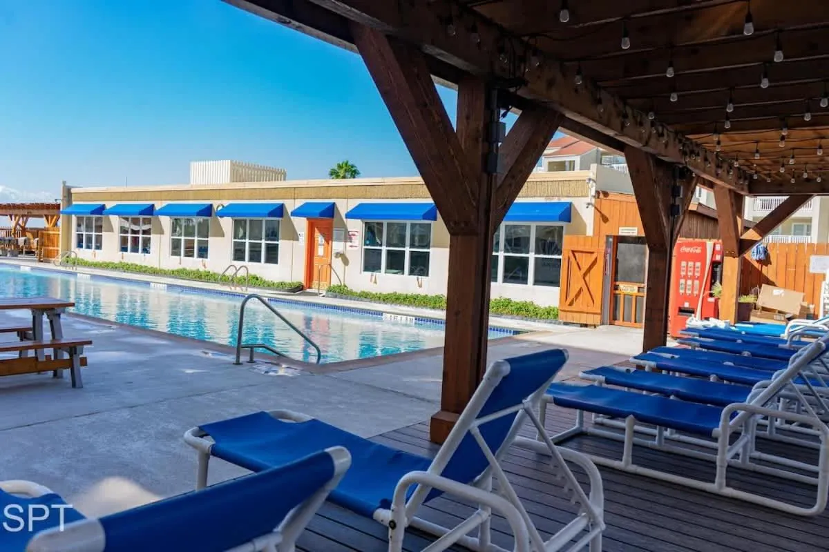 Swimming pool in Gulfview II #410 Luxe