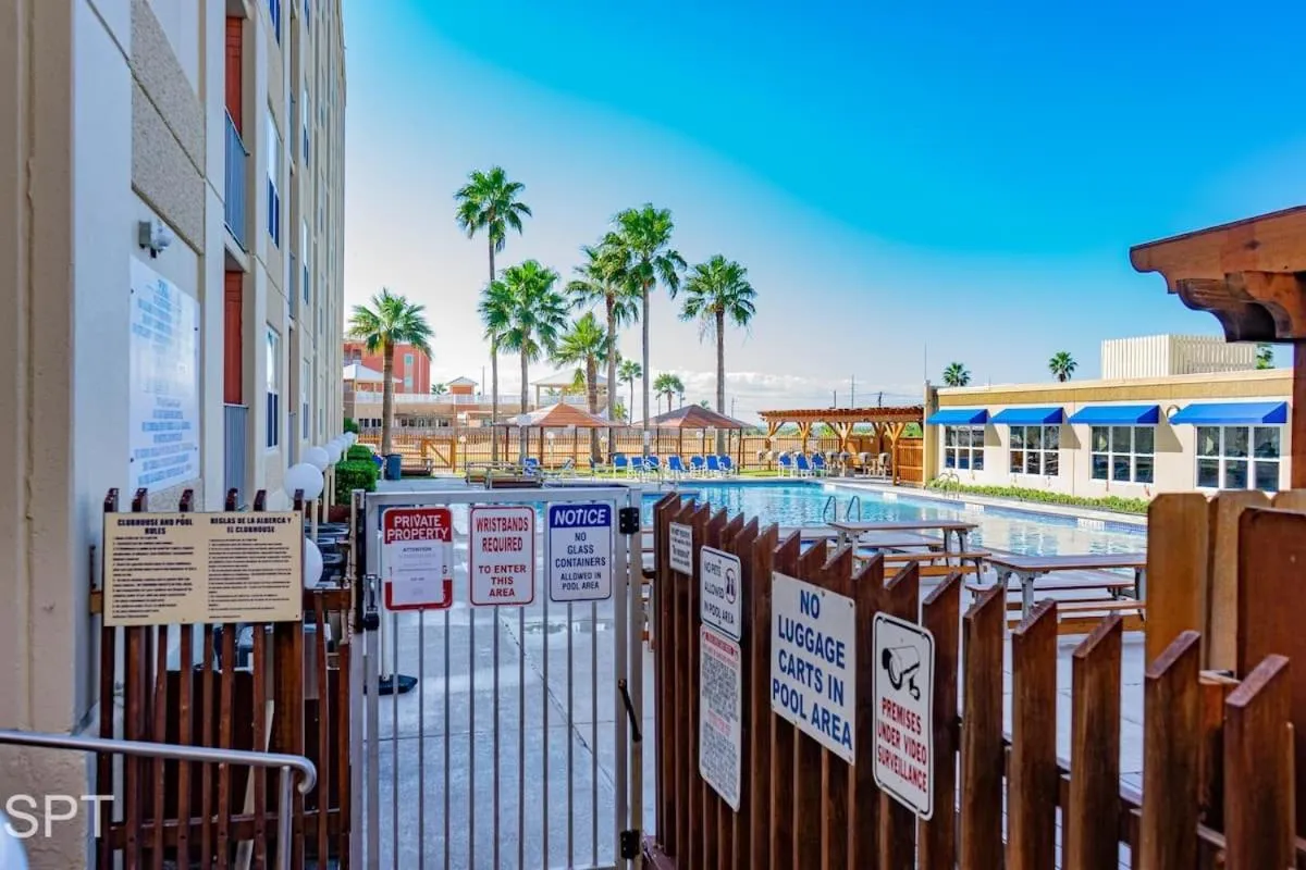 Swimming pool in Gulfview II #410 Luxe