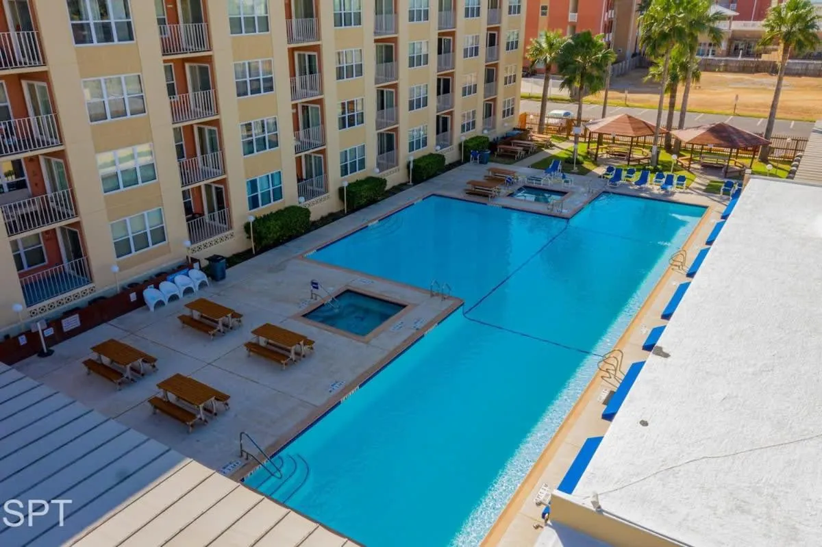 Swimming pool in Gulfview II #410 Luxe