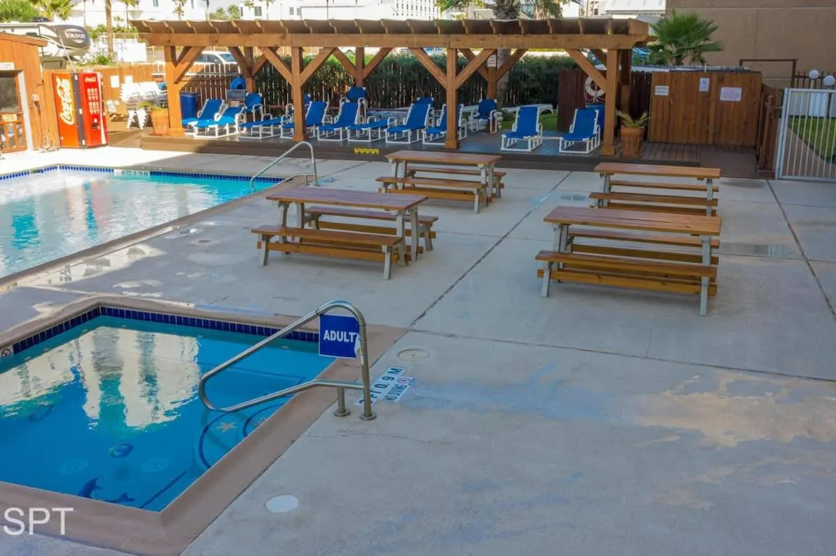 Swimming pool in Gulfview II #410 Luxe