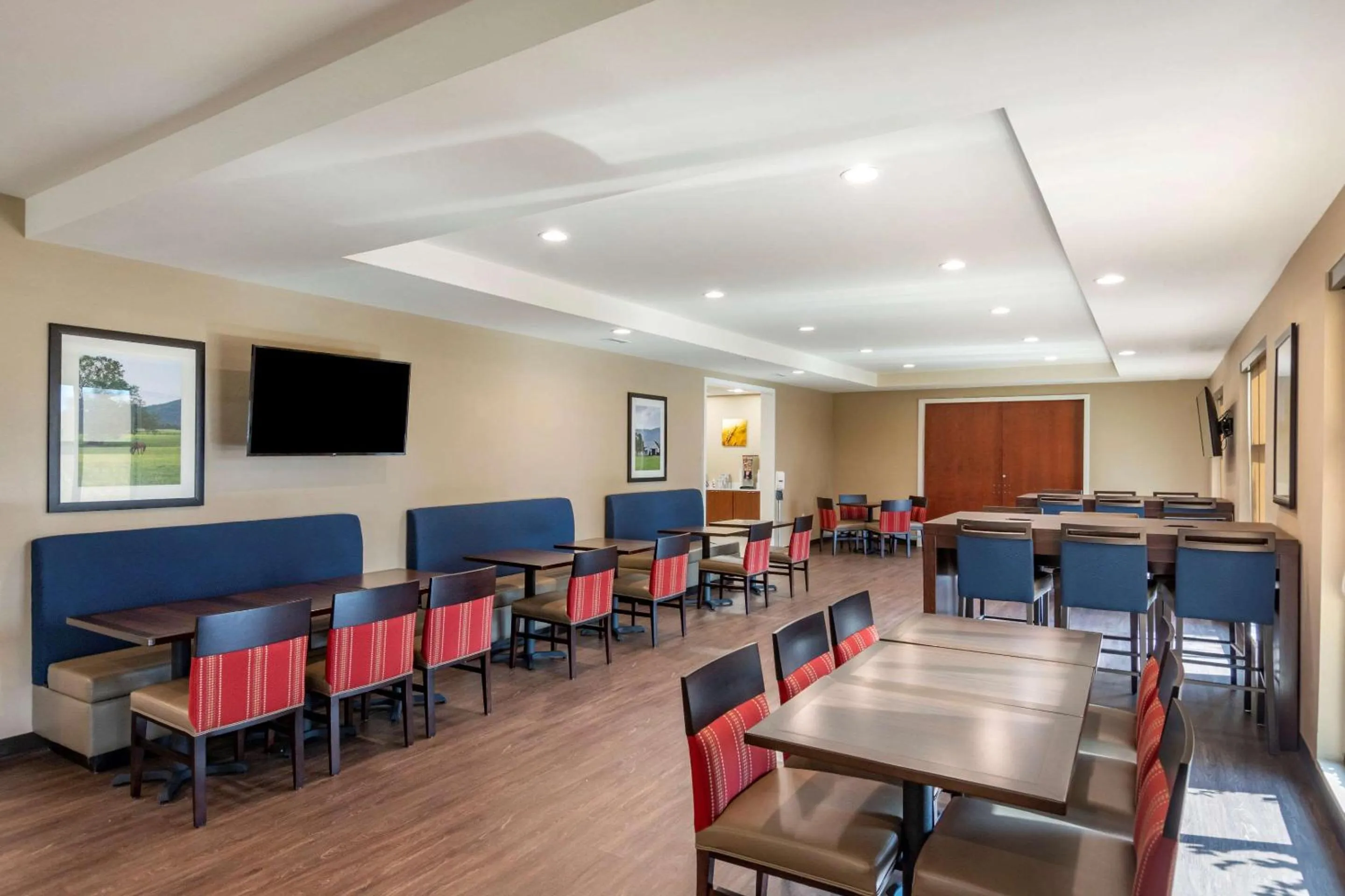 Breakfast in Comfort Inn & Suites Charlottesville Hollymead Town Center