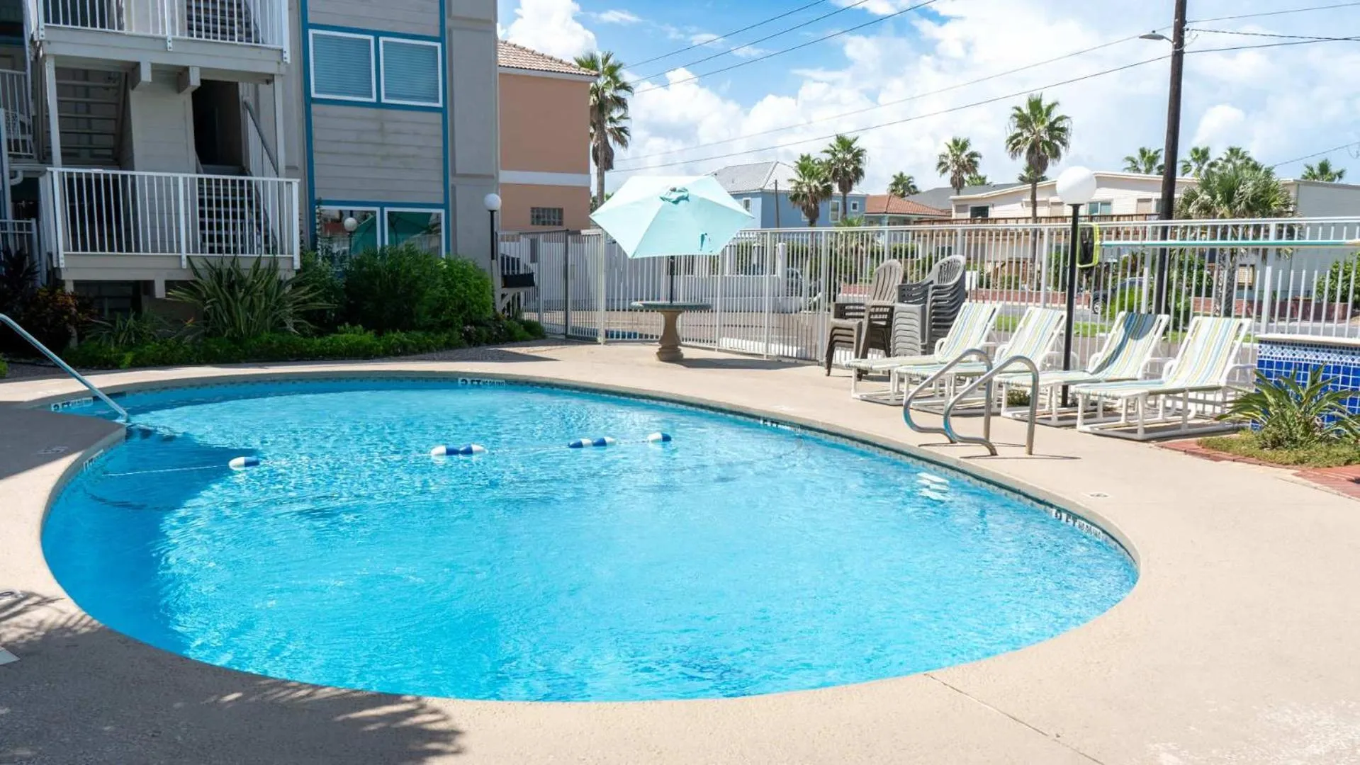 Swimming pool in La Internacional 313