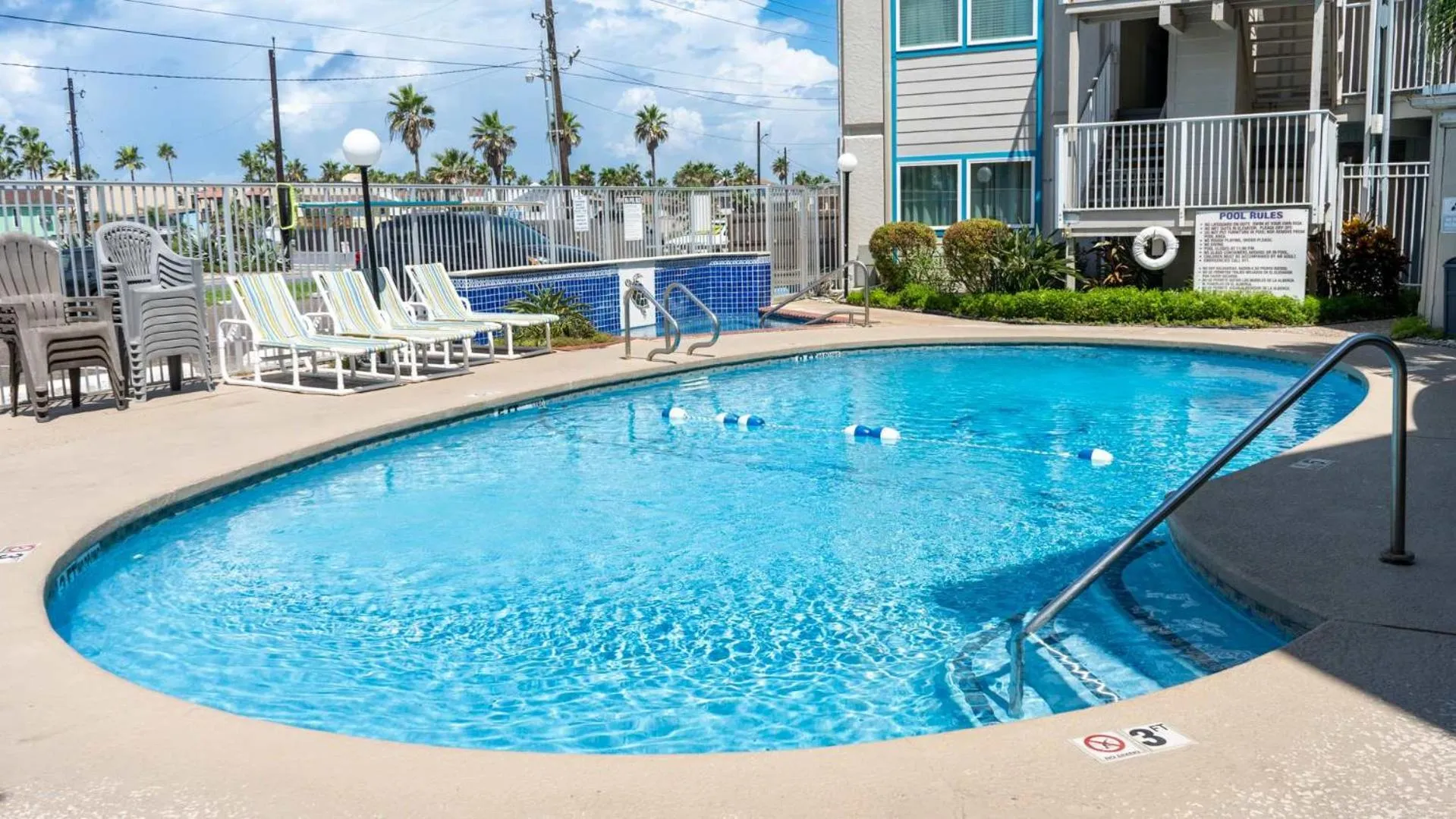 Swimming pool in La Internacional 313