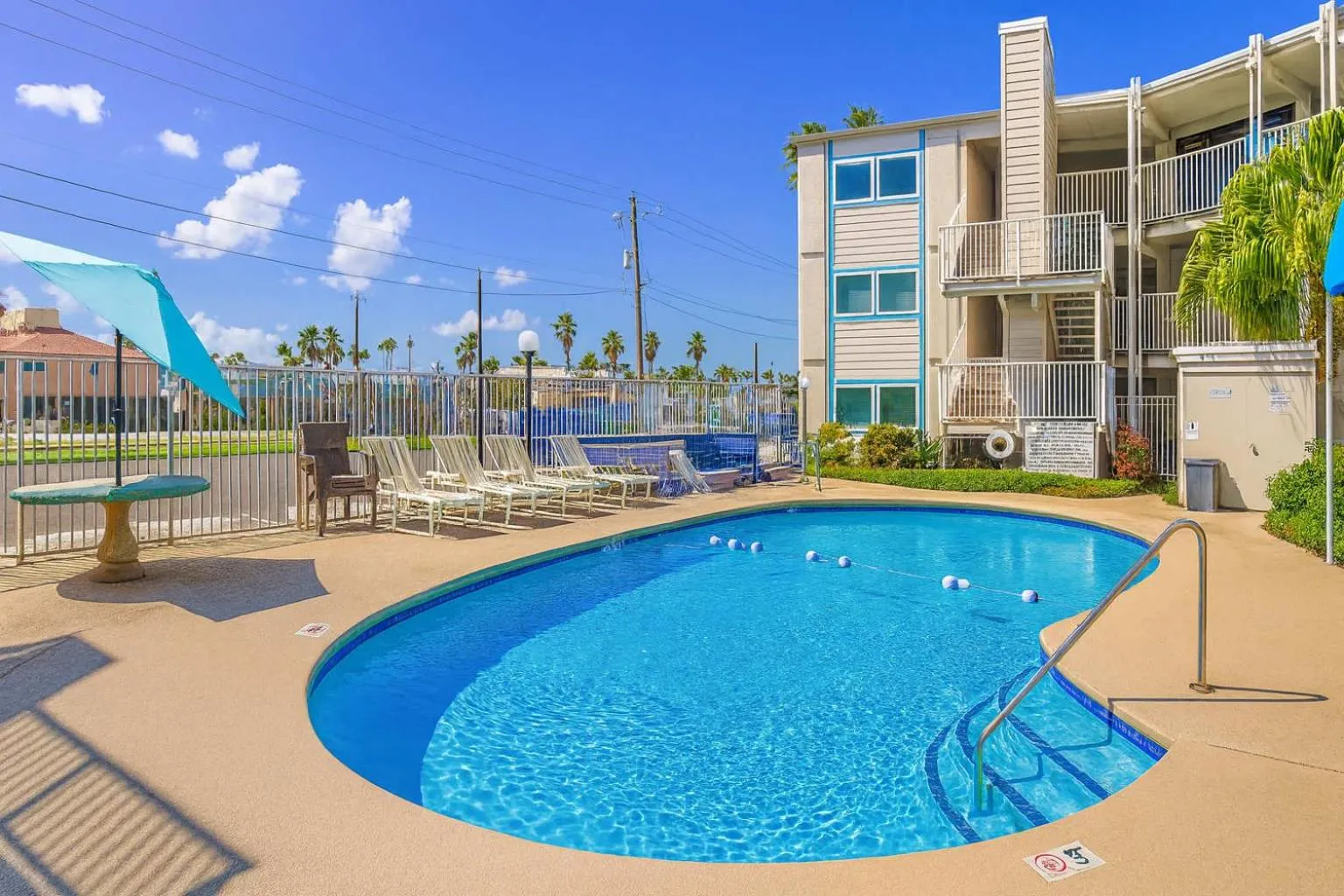 Swimming pool in La Internacional 313