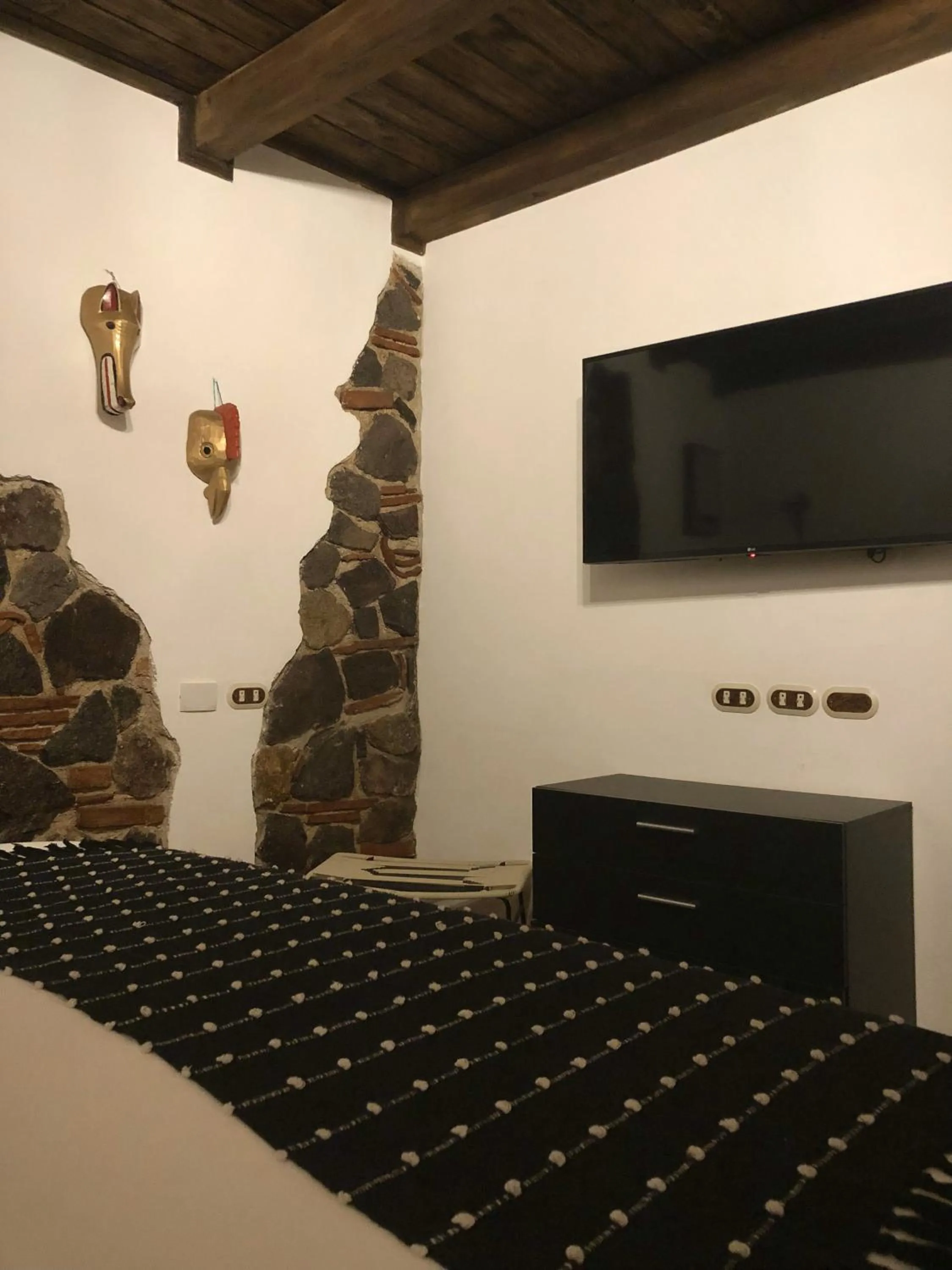 TV and multimedia in Mestizo Antigua