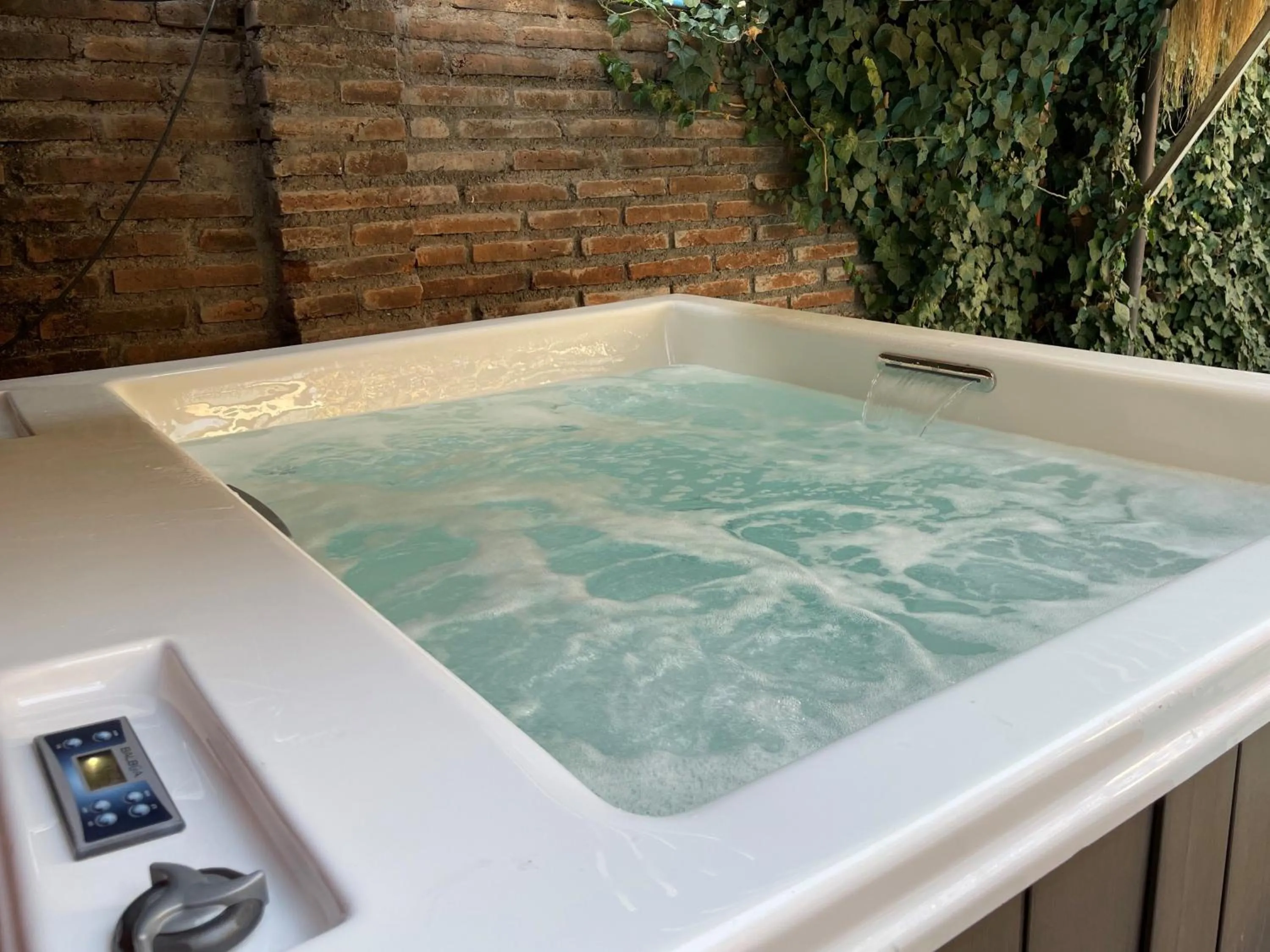 Hot Tub in Verde Madera Hostel B&B