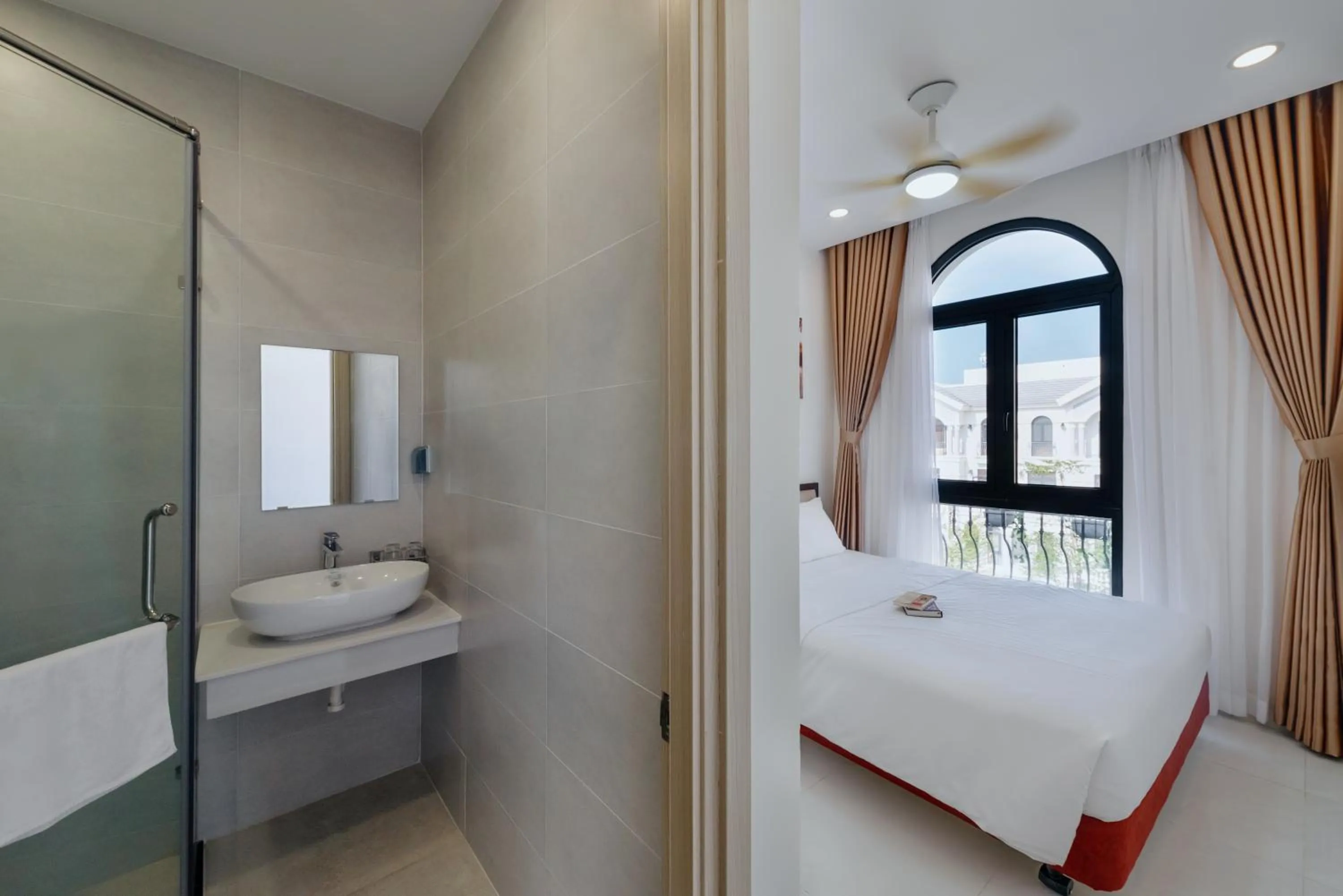 Bathroom, Bed in Lalisa Hotel Grand World Phu Quoc