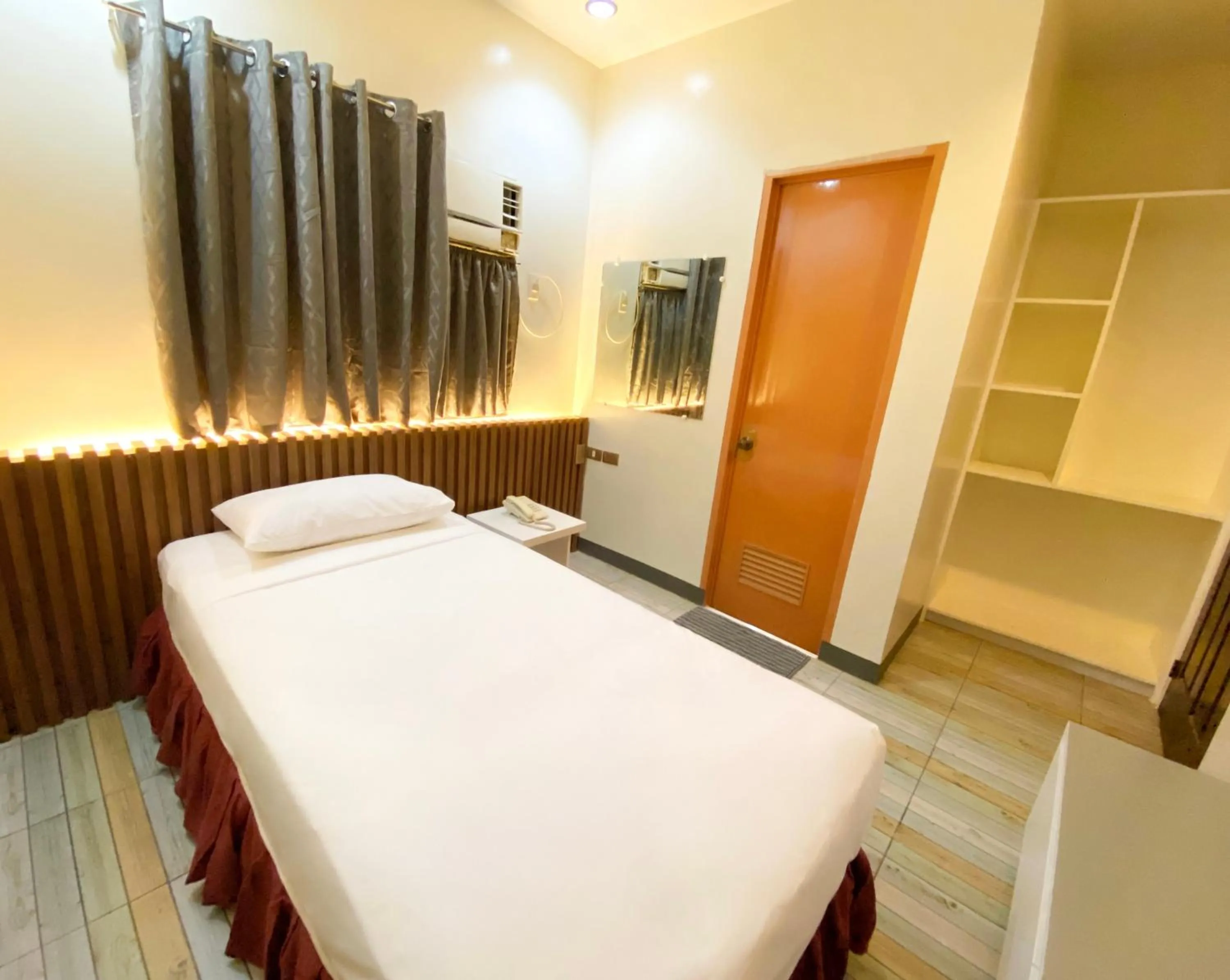 Bedroom, Bed in Ariano's Inn