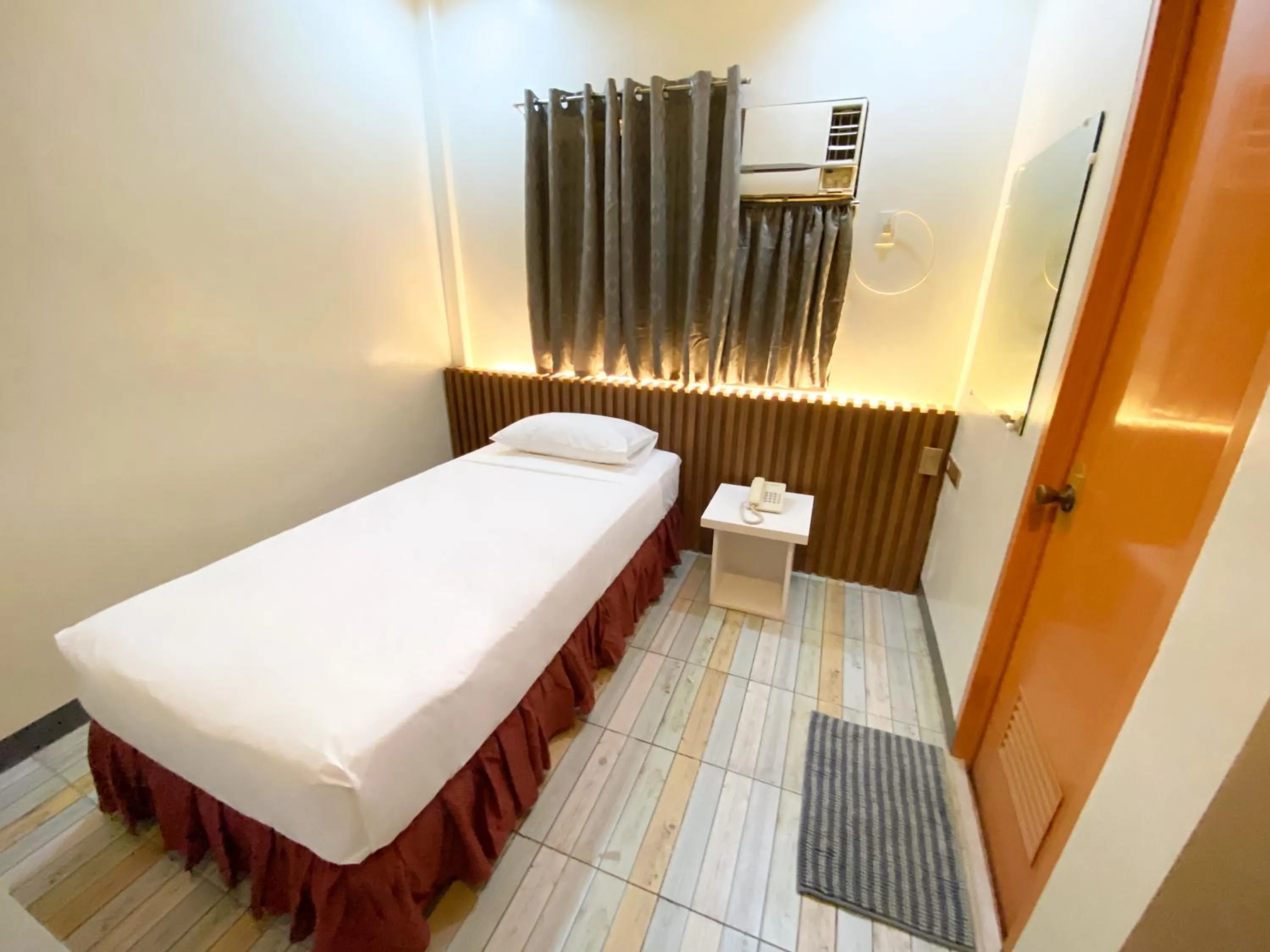 Bedroom, Bed in Ariano's Inn