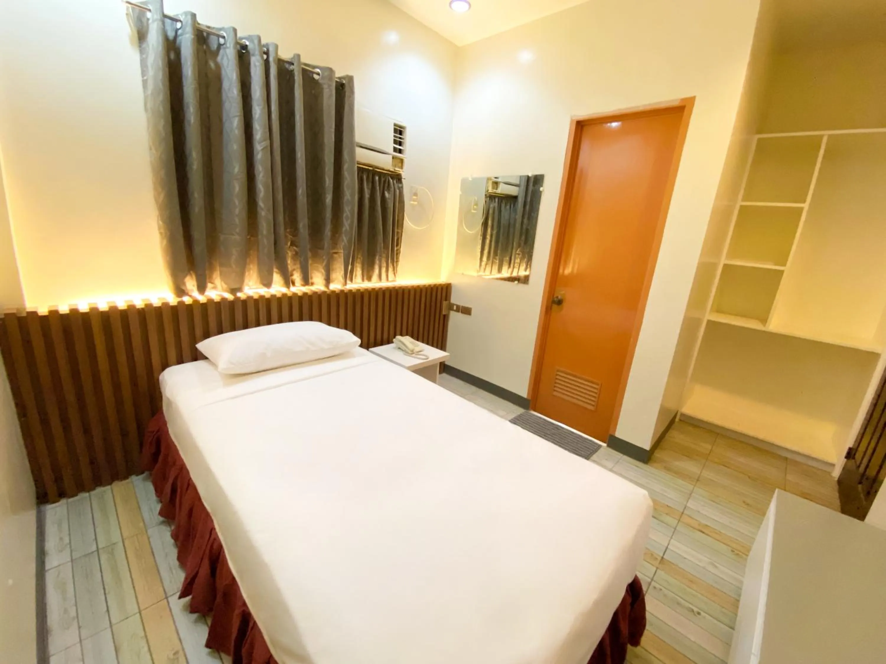 Bedroom, Bed in Ariano's Inn