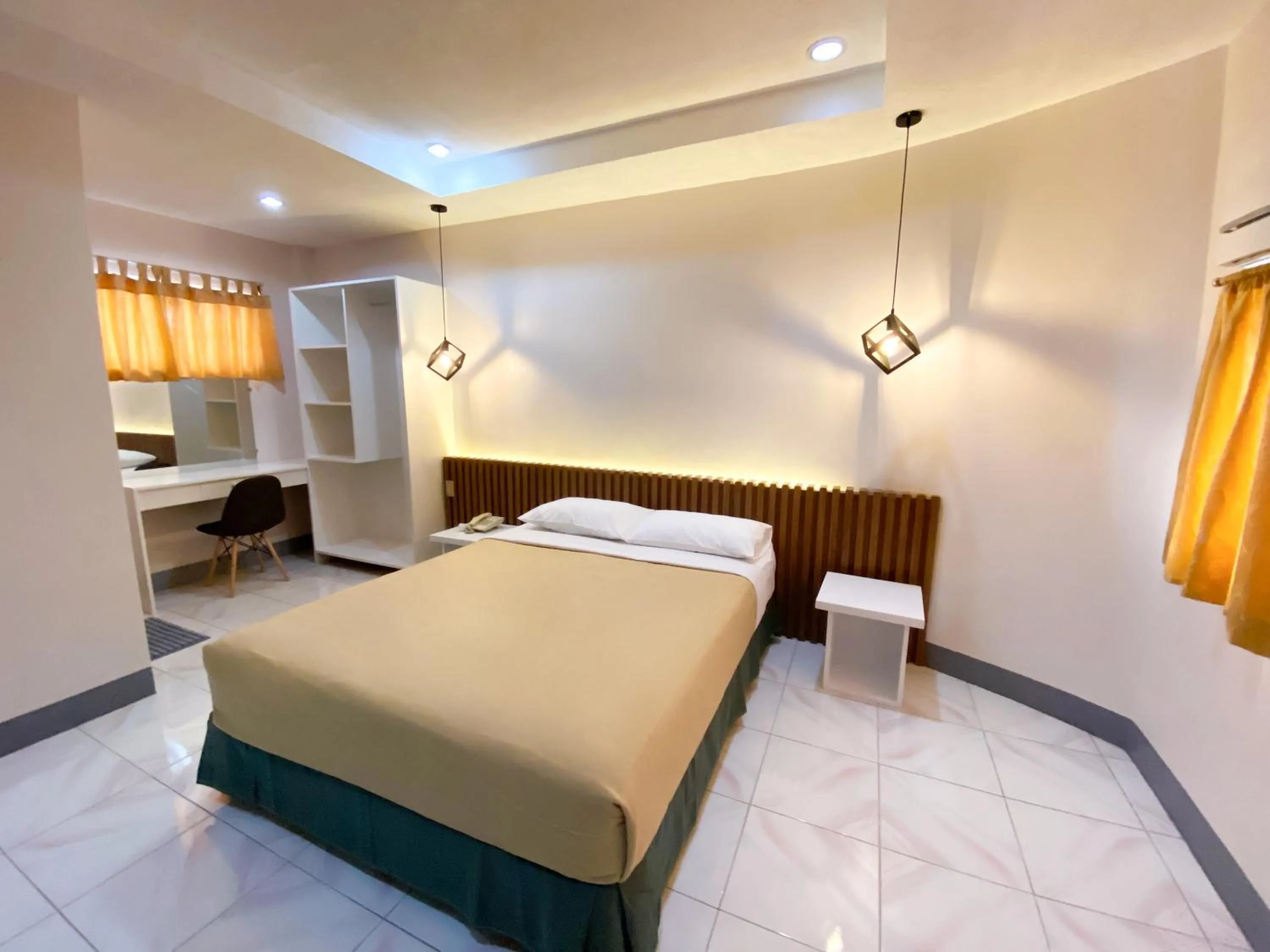 Bedroom, Bed in Ariano's Inn