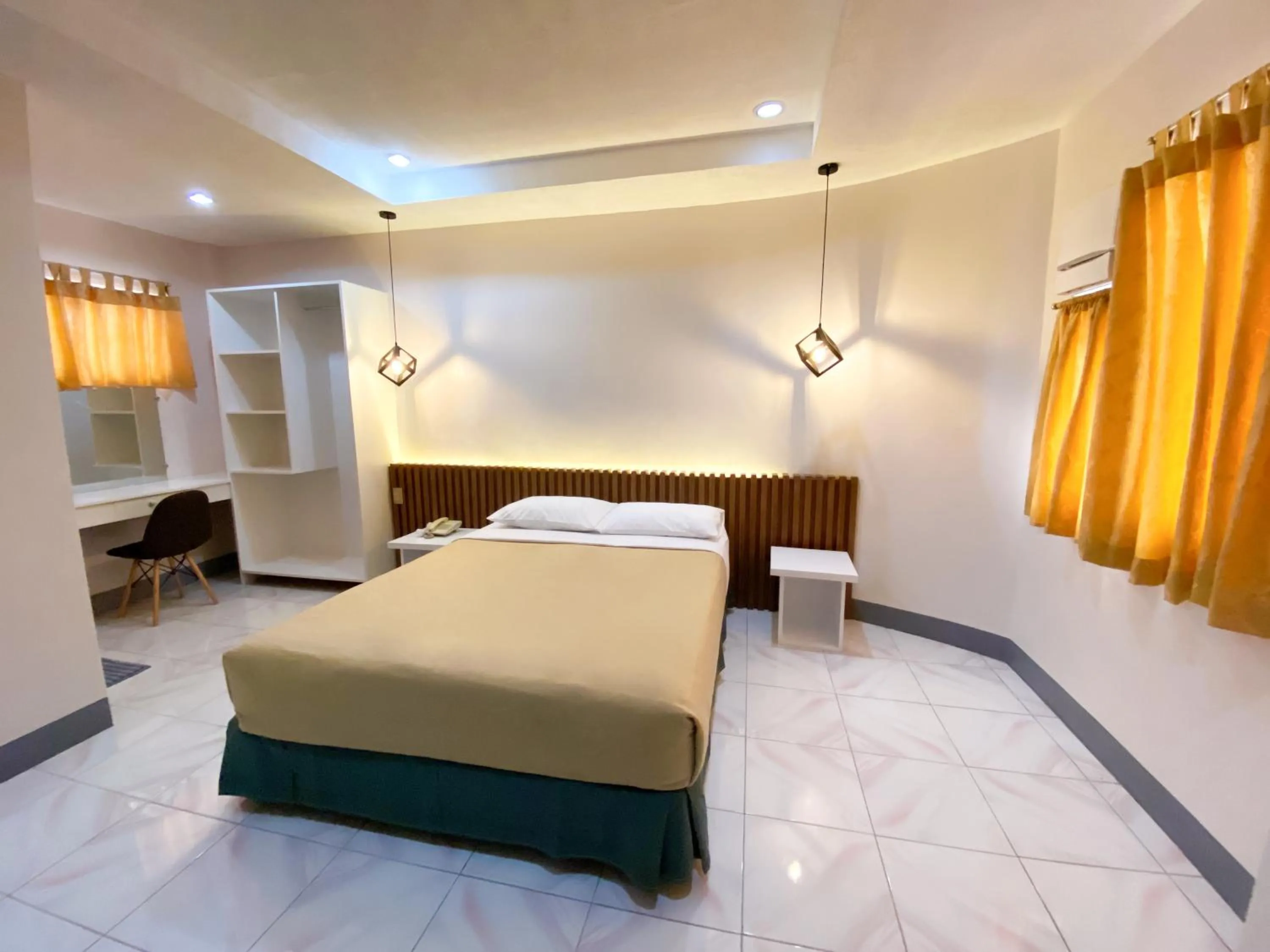 Bedroom, Bed in Ariano's Inn