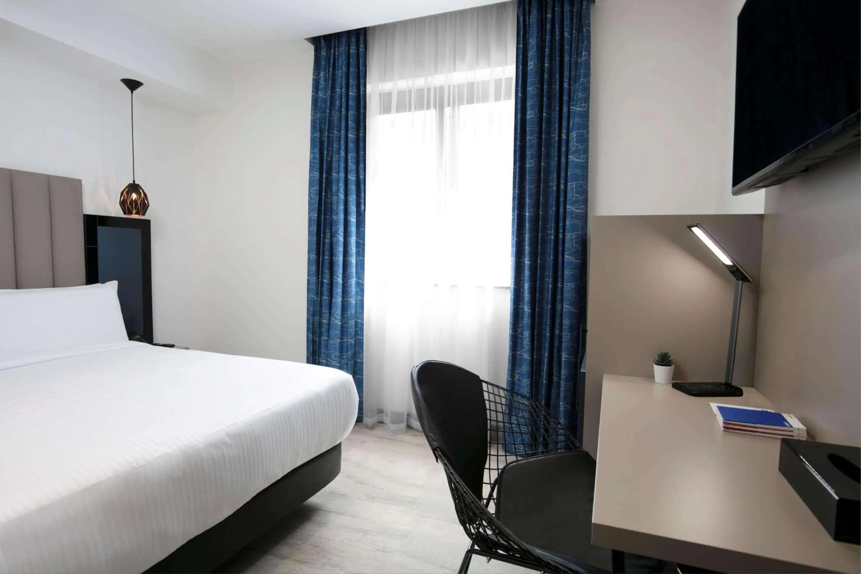 Bed in Sadie Best Western Hotel at Luton