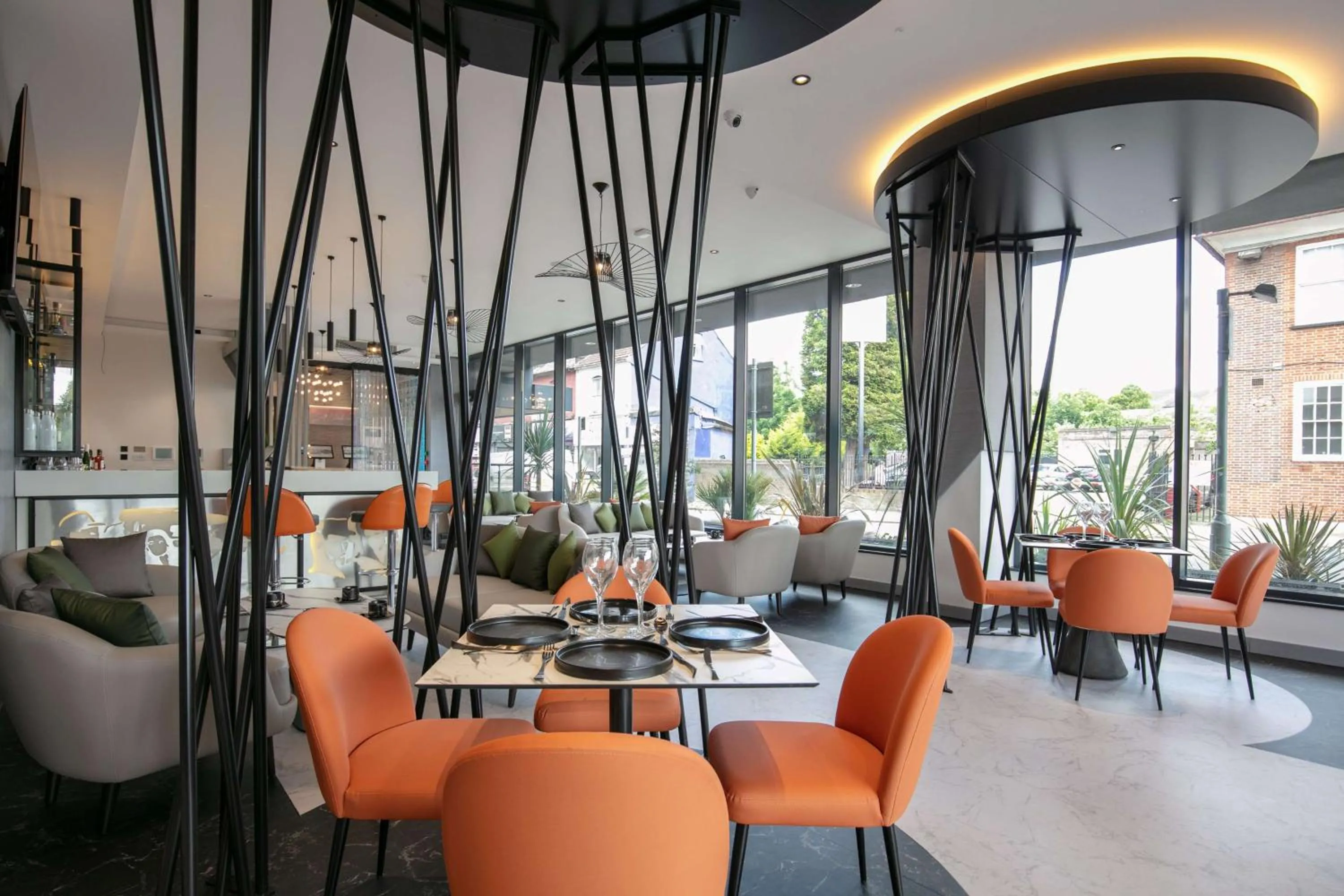 Lounge or bar in Sadie Best Western Hotel at Luton