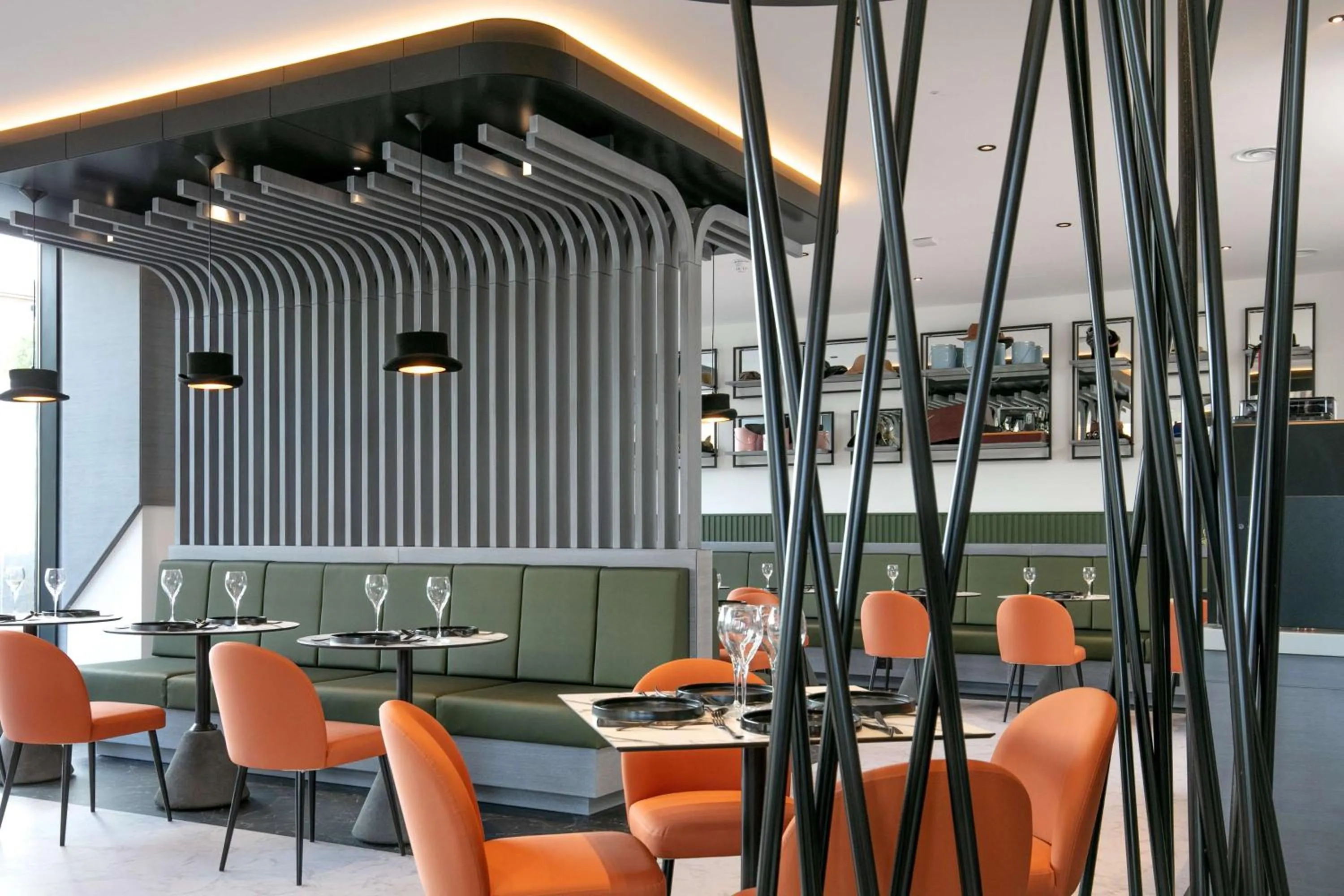 Dining area in Sadie Best Western Hotel at Luton