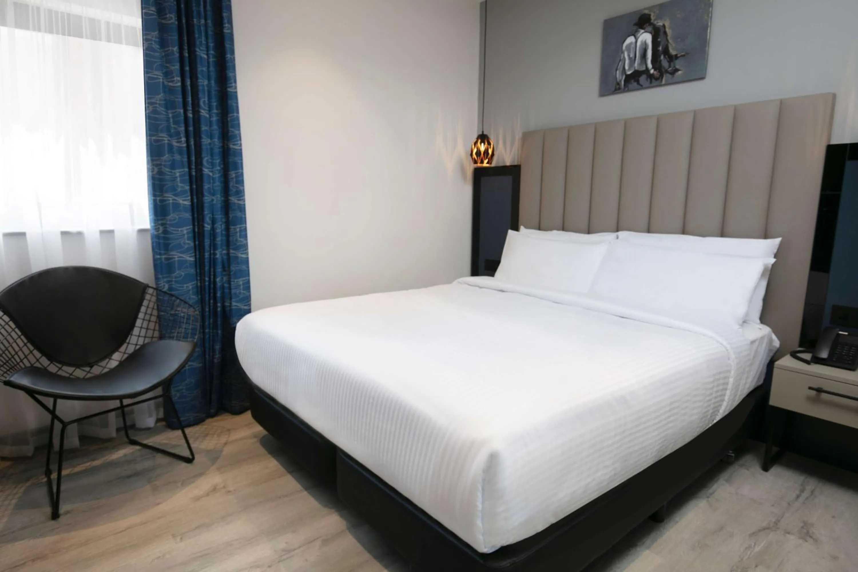 Bed in Sadie Best Western Hotel at Luton