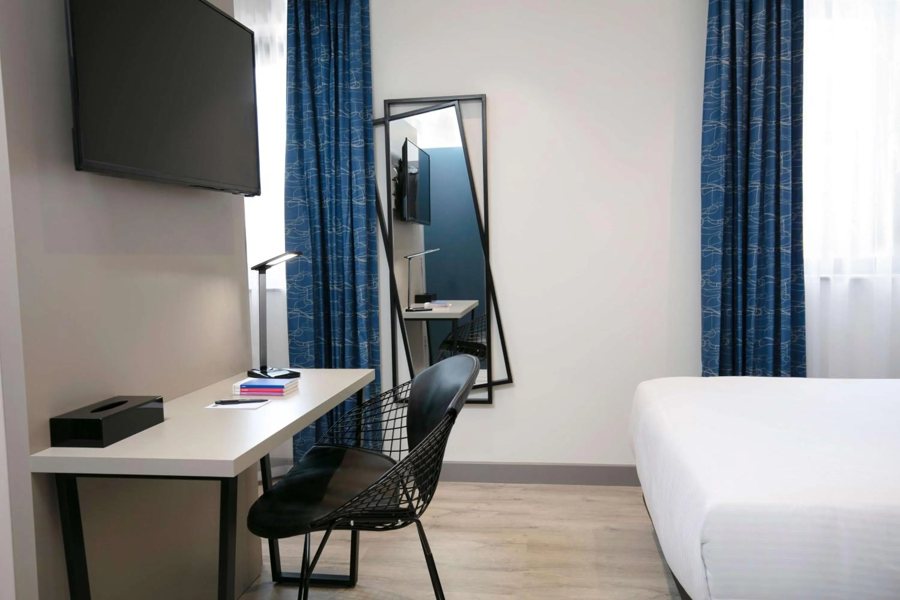 Bed in Sadie Best Western Hotel at Luton