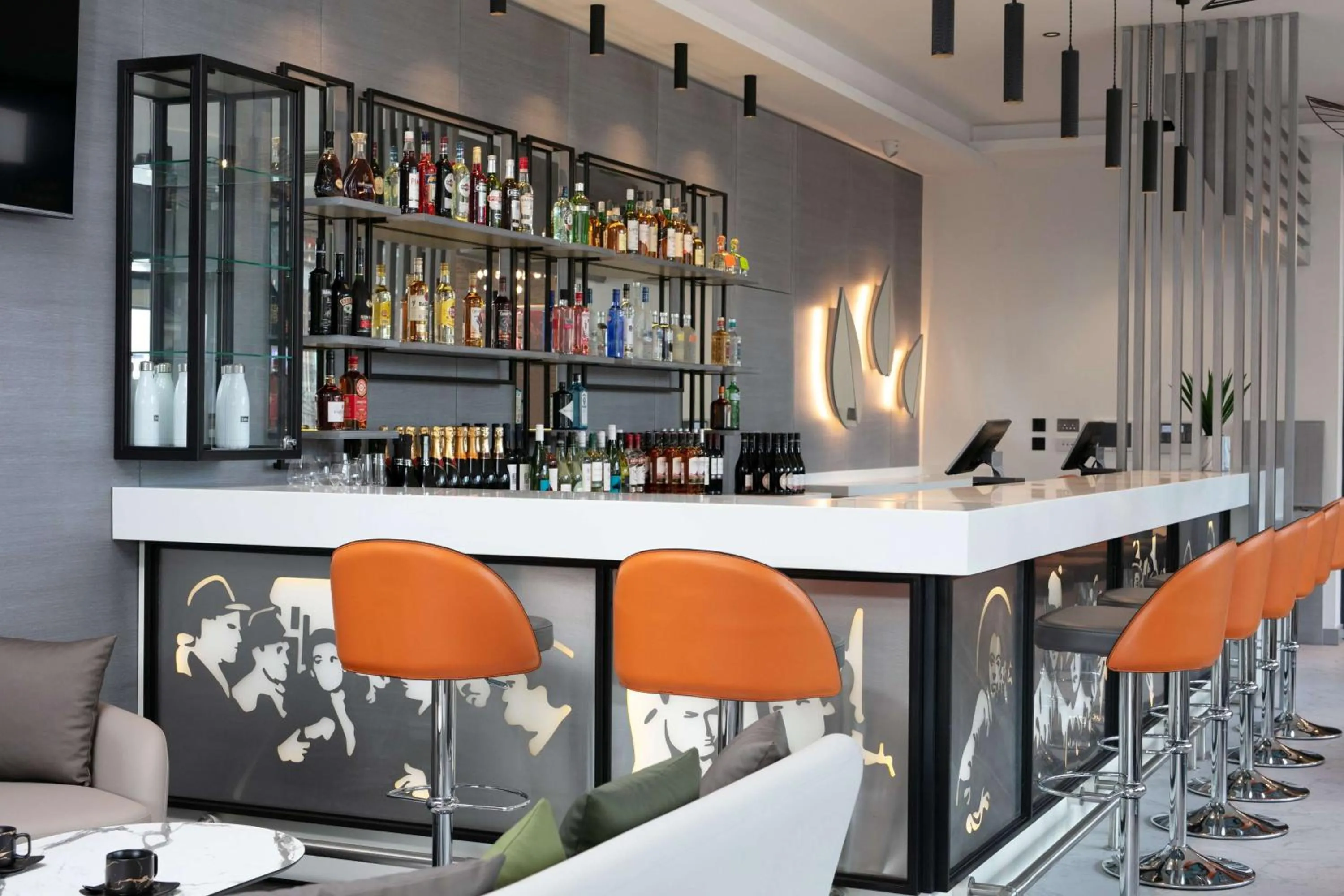 Lounge or bar in Sadie Best Western Hotel at Luton