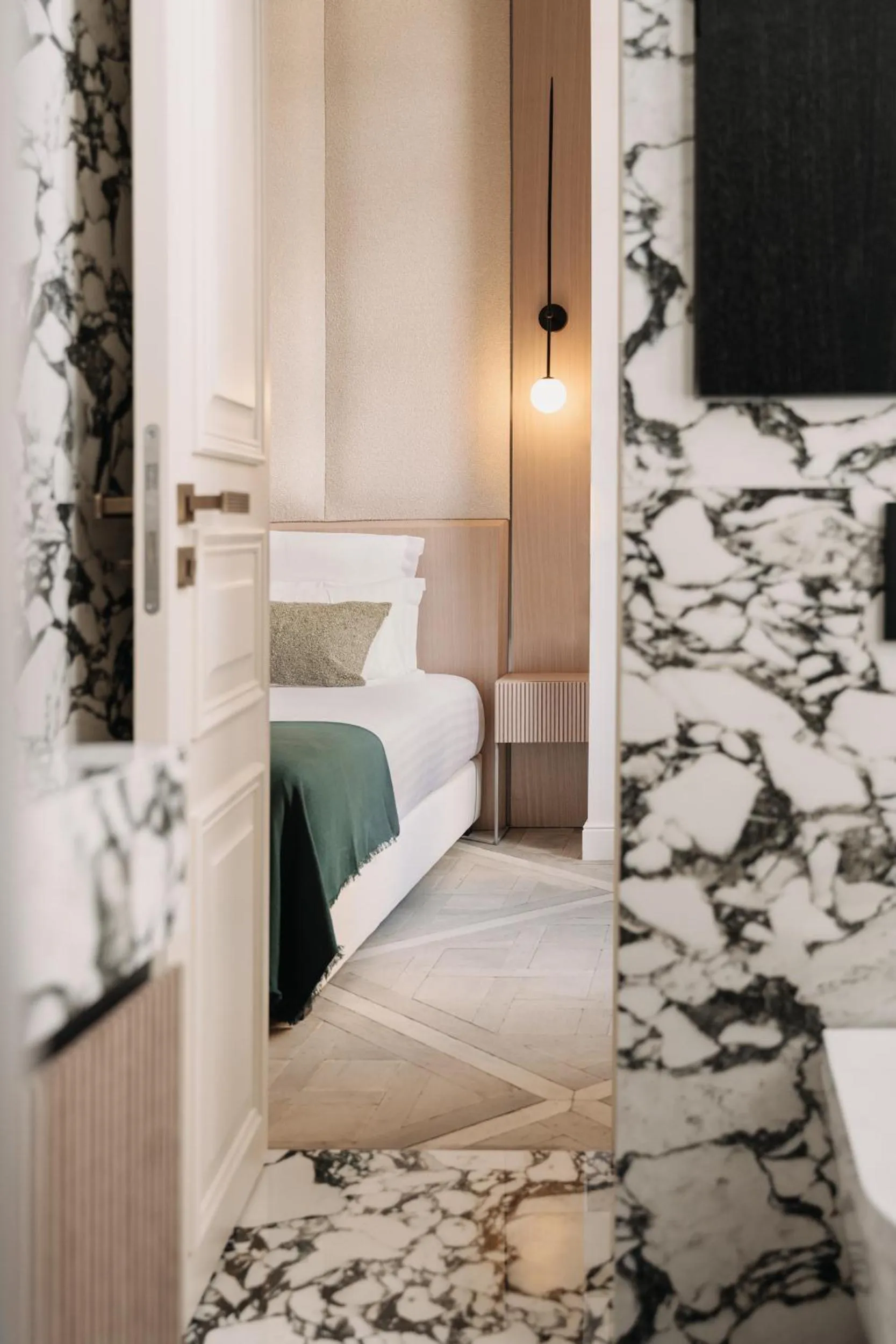 Bed in HIGHSTAY - Luxury Serviced Apartments - Louvre