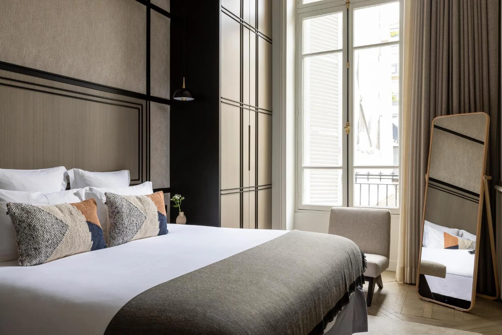 Bed in HIGHSTAY - Luxury Serviced Apartments - Louvre