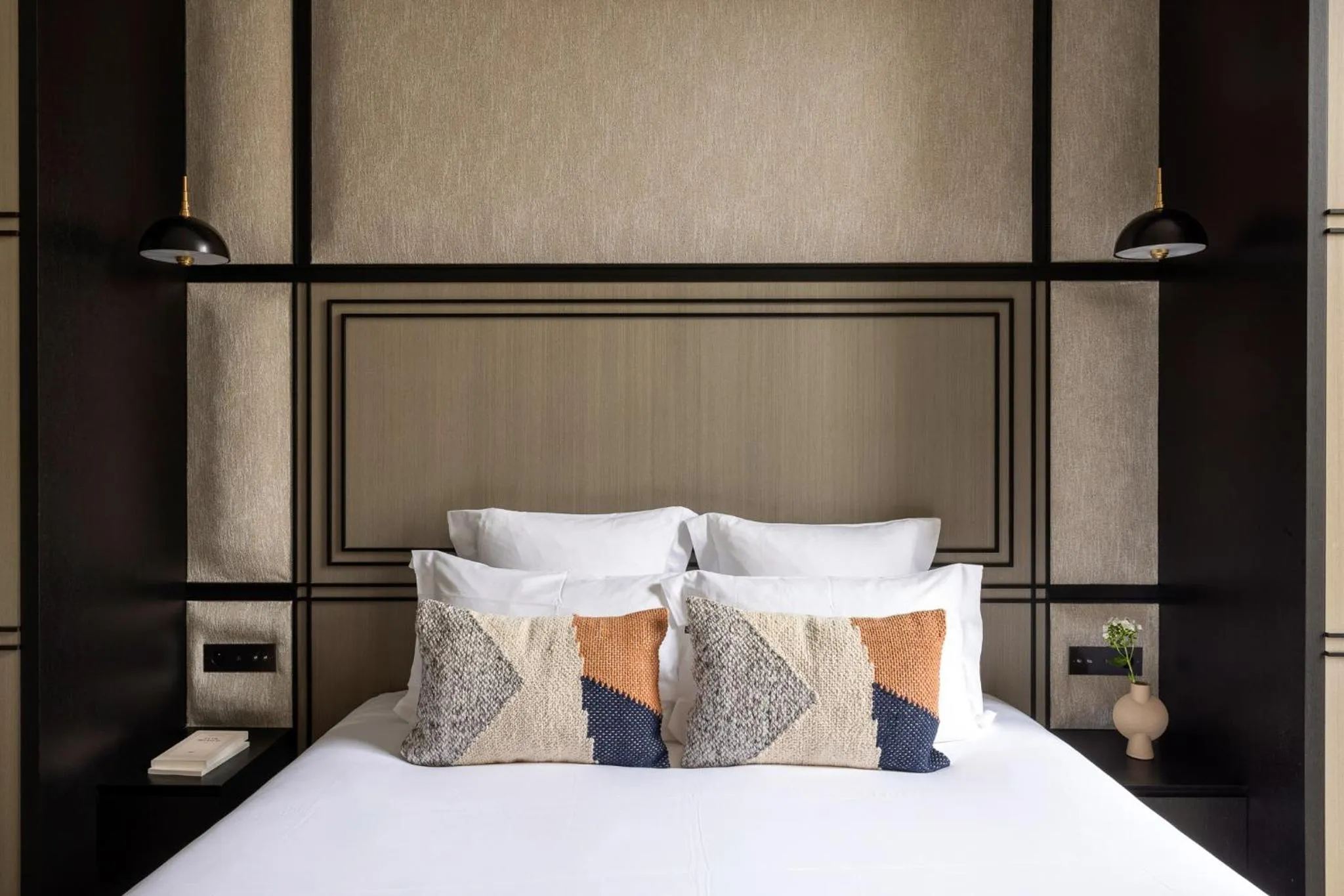 Bed in HIGHSTAY - Luxury Serviced Apartments - Louvre