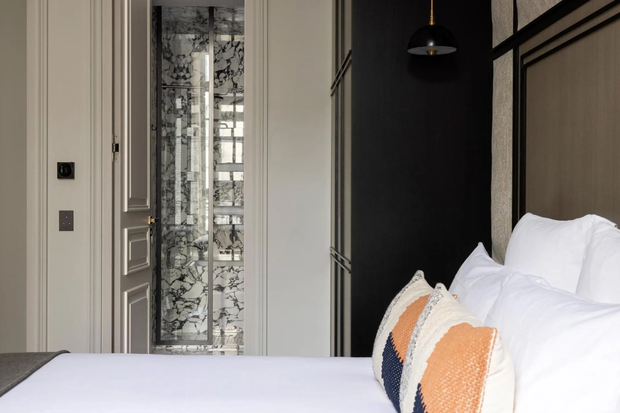 Bedroom, Bed in HIGHSTAY - Luxury Serviced Apartments - Louvre