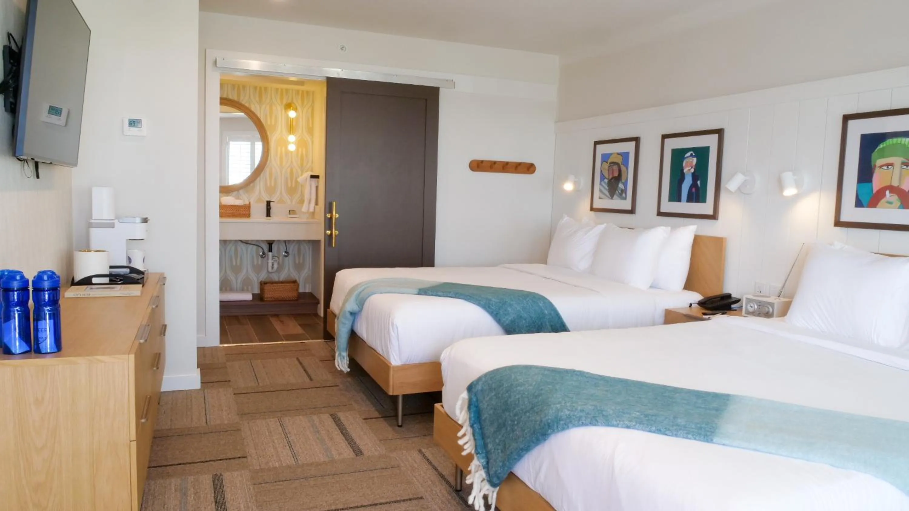 Photo of the whole room, Bed in Oceaneer Hotel