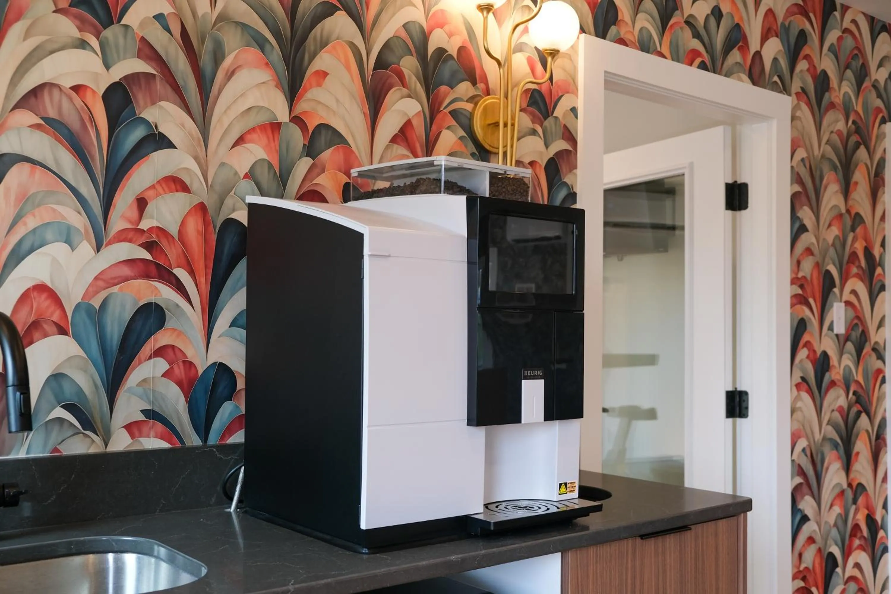 Coffee/tea facilities in Oceaneer Hotel