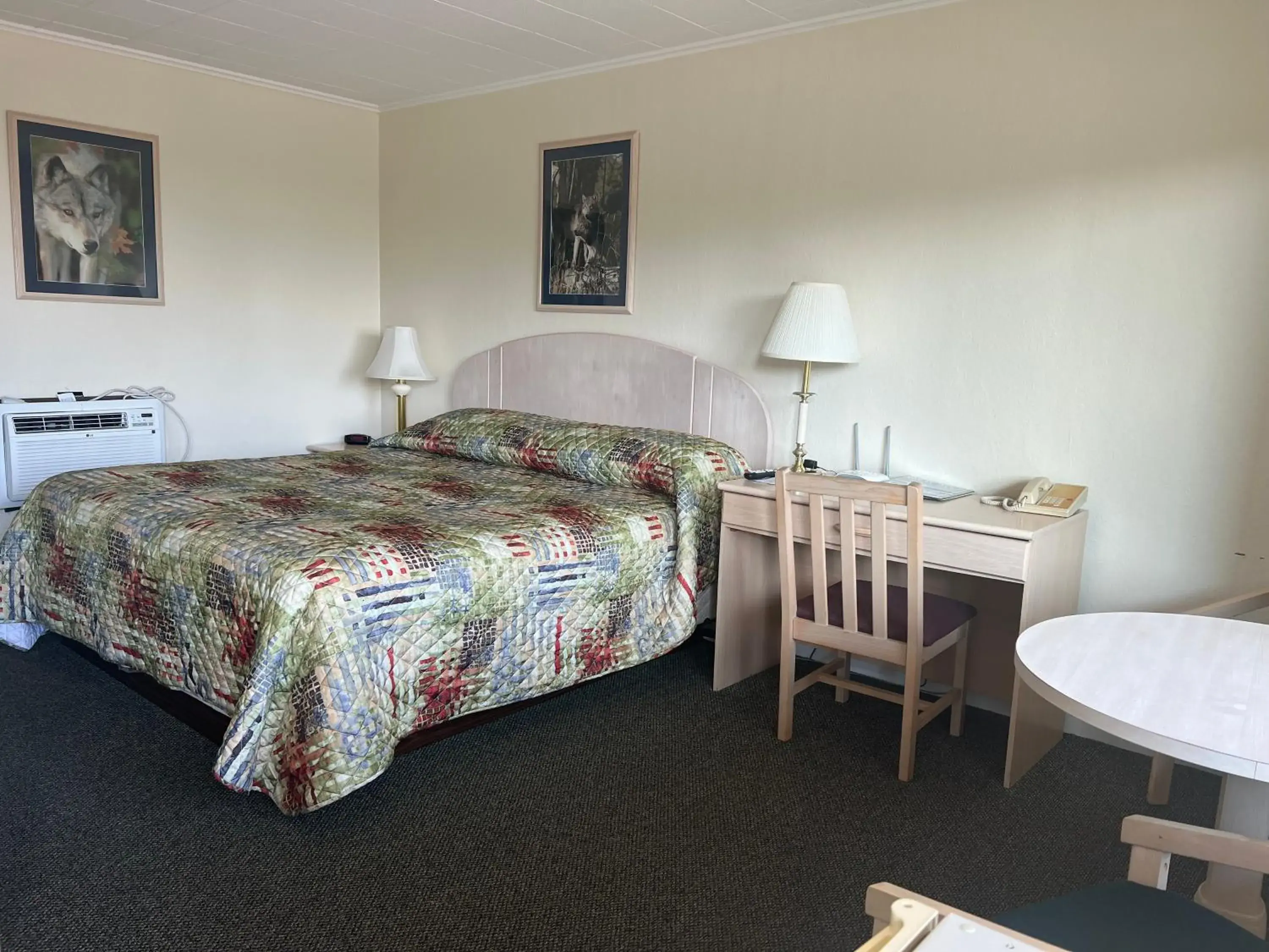 King Room in Gray Wolf Lodge King Room in Gray Wolf Lodge