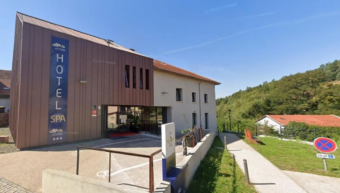 Property building in Logis Hôtel Altitude et Spa Pierre-Percée