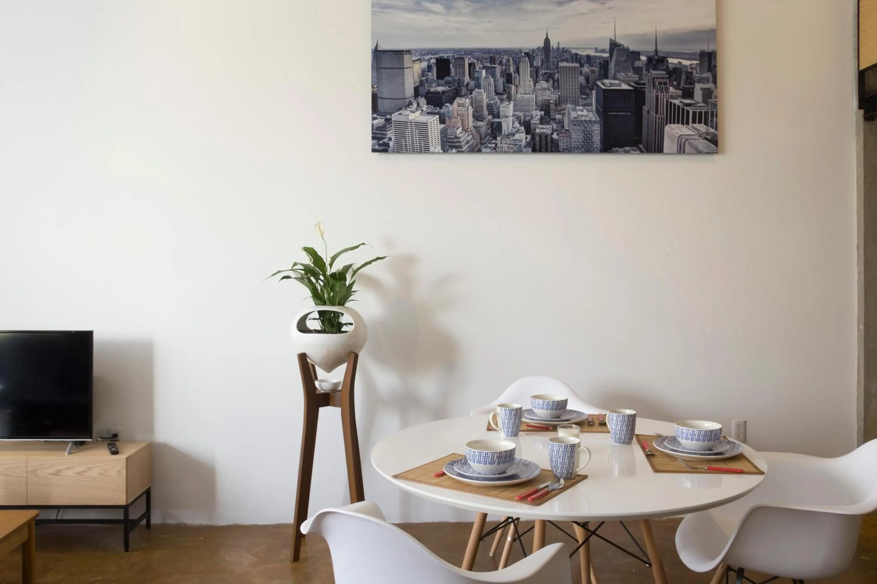 Communal lounge/ TV room in El Doce by HomiRent